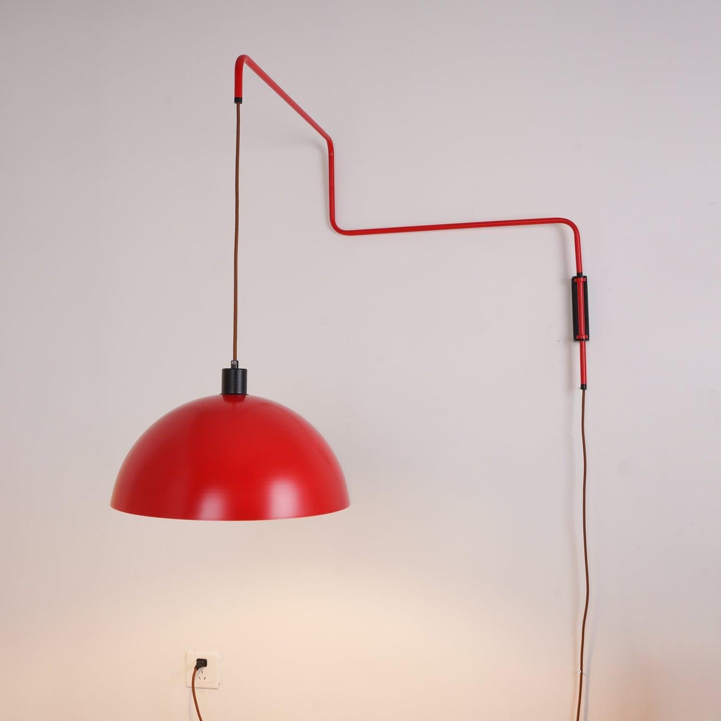 Elio Plug-In Wall Lamp with Adjustable Brightness and Modern Design