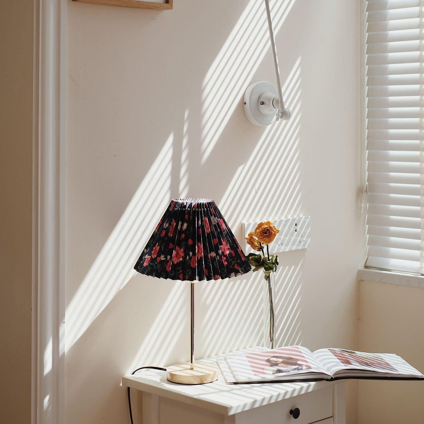 Flores Table Lamp - Adjustable Brightness & Modern Design