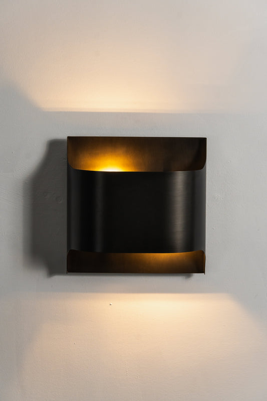 Leclerc Brass Wall Lamp - Elegant Design, Adjustable Light Direction