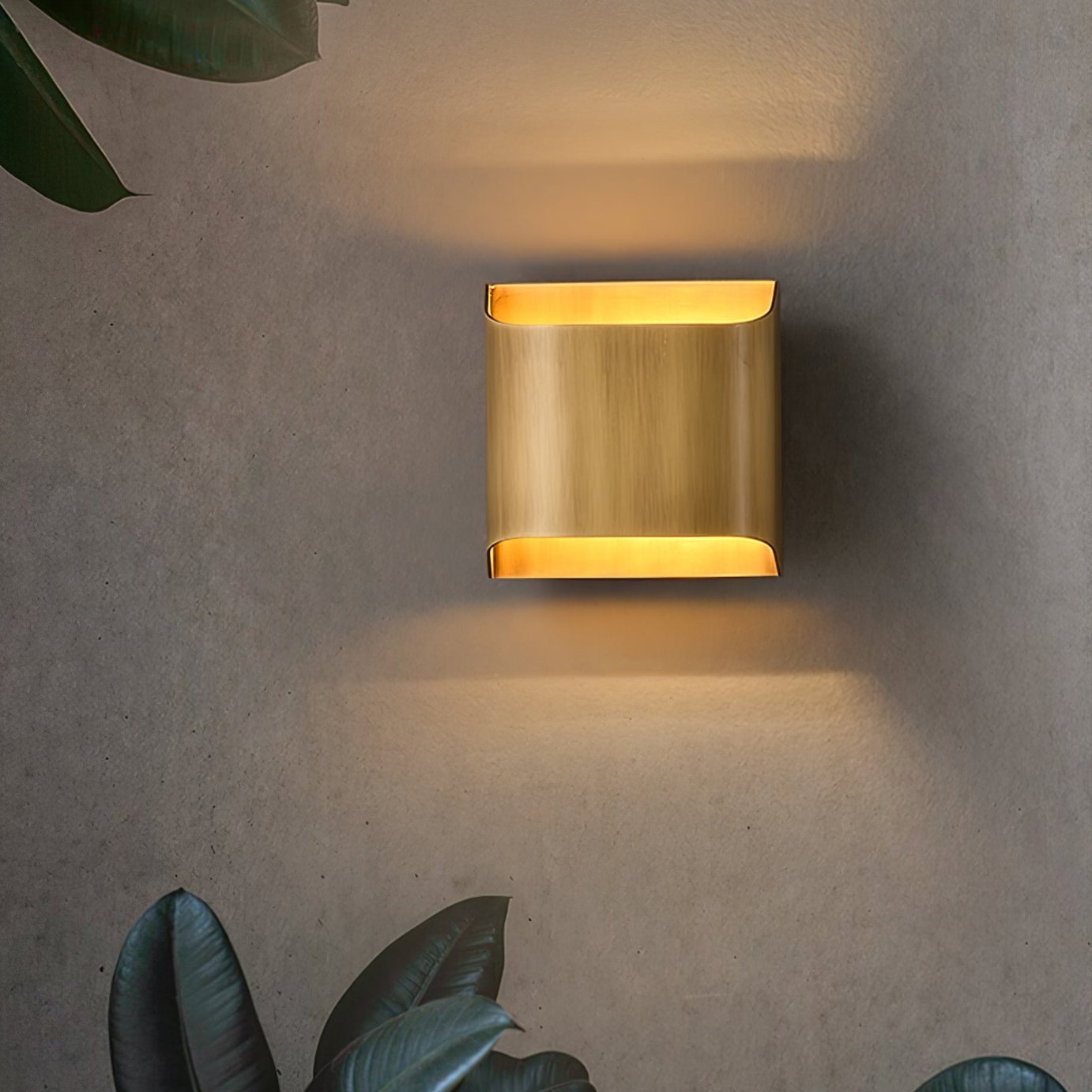 Leclerc Brass Wall Lamp - Elegant Design, Adjustable Light Direction