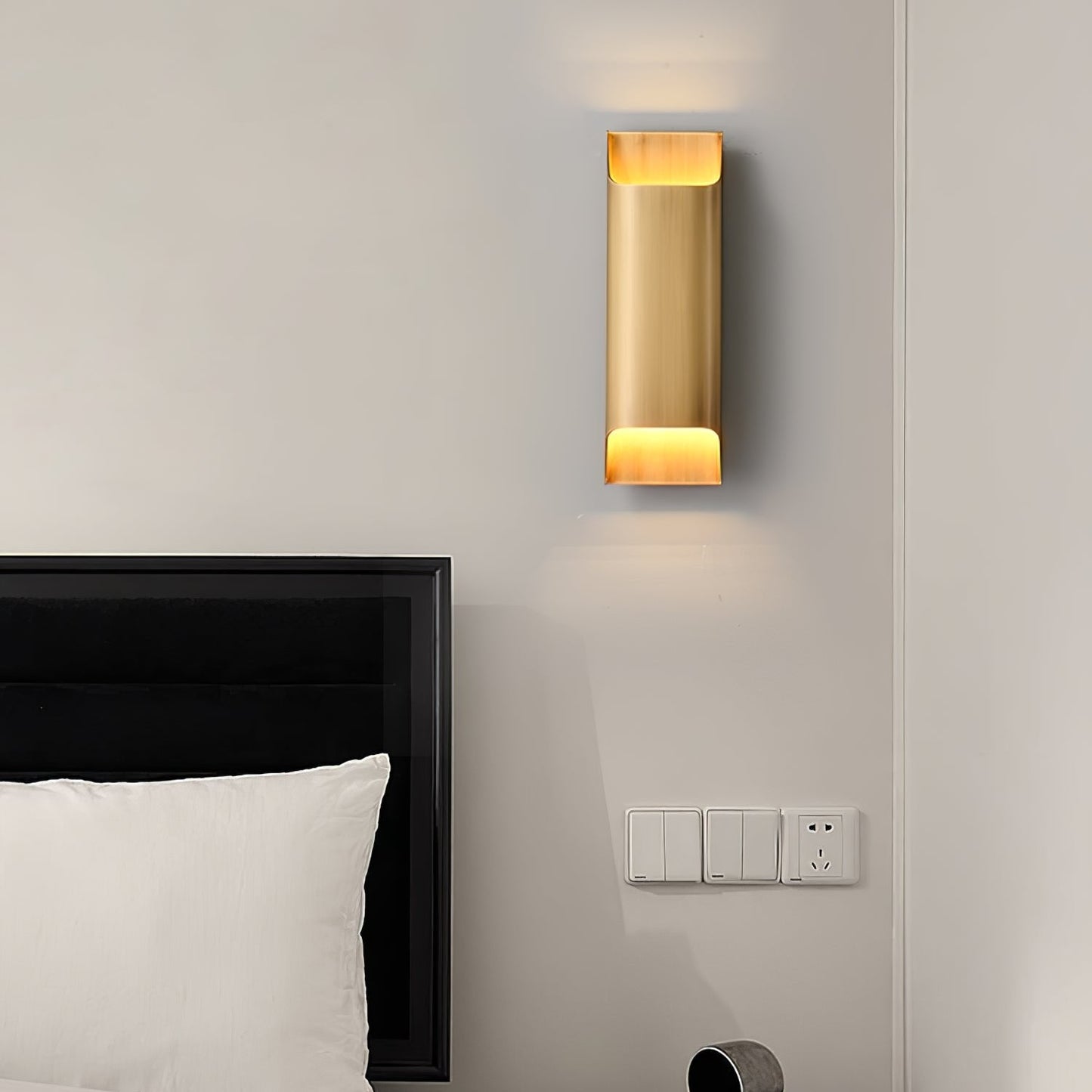 Leclerc Brass Wall Lamp - Elegant Design, Adjustable Light Direction