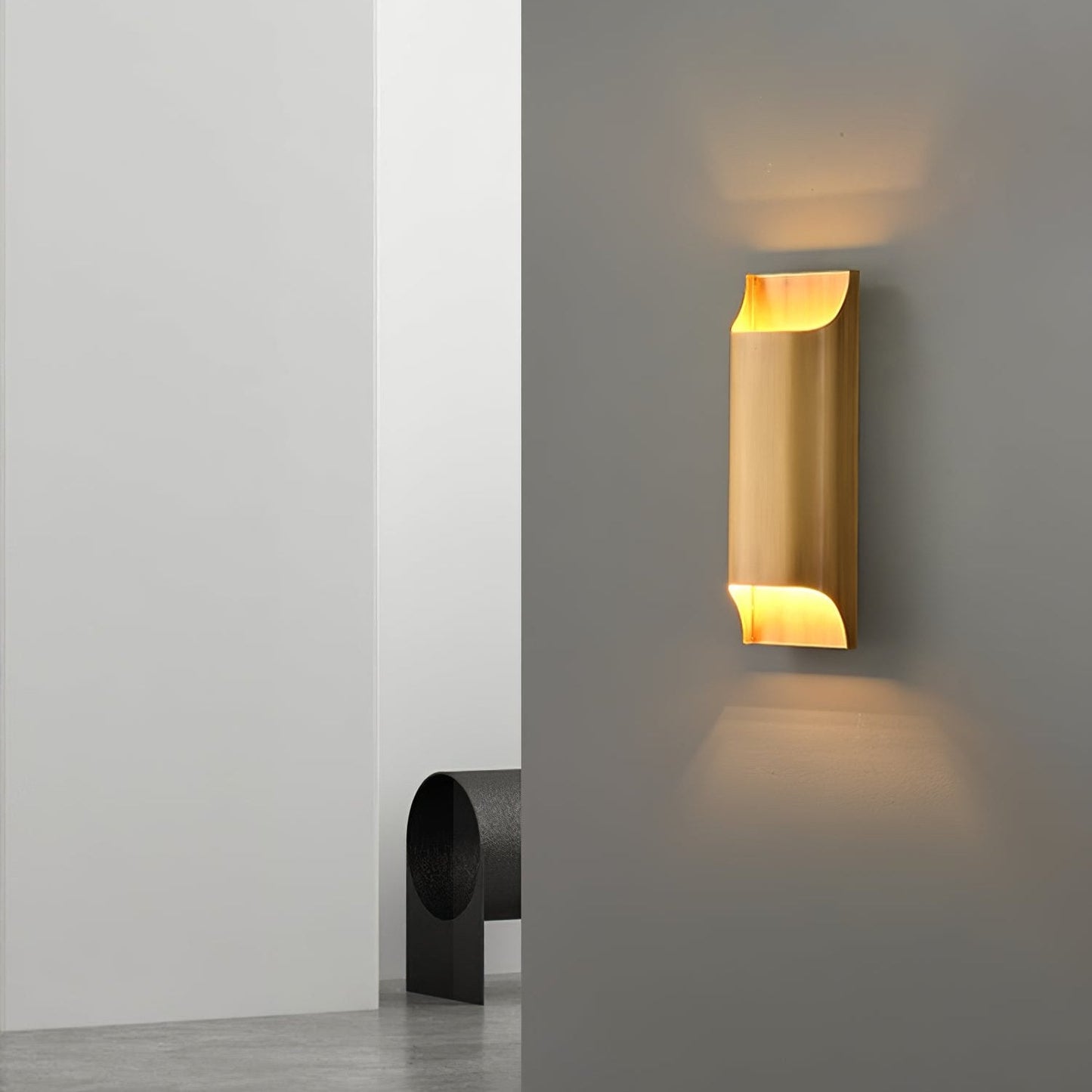Leclerc Brass Wall Lamp - Elegant Design, Adjustable Light Direction