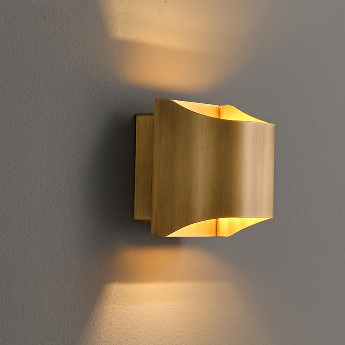 Leclerc Brass Wall Lamp - Elegant Design, Adjustable Light Direction