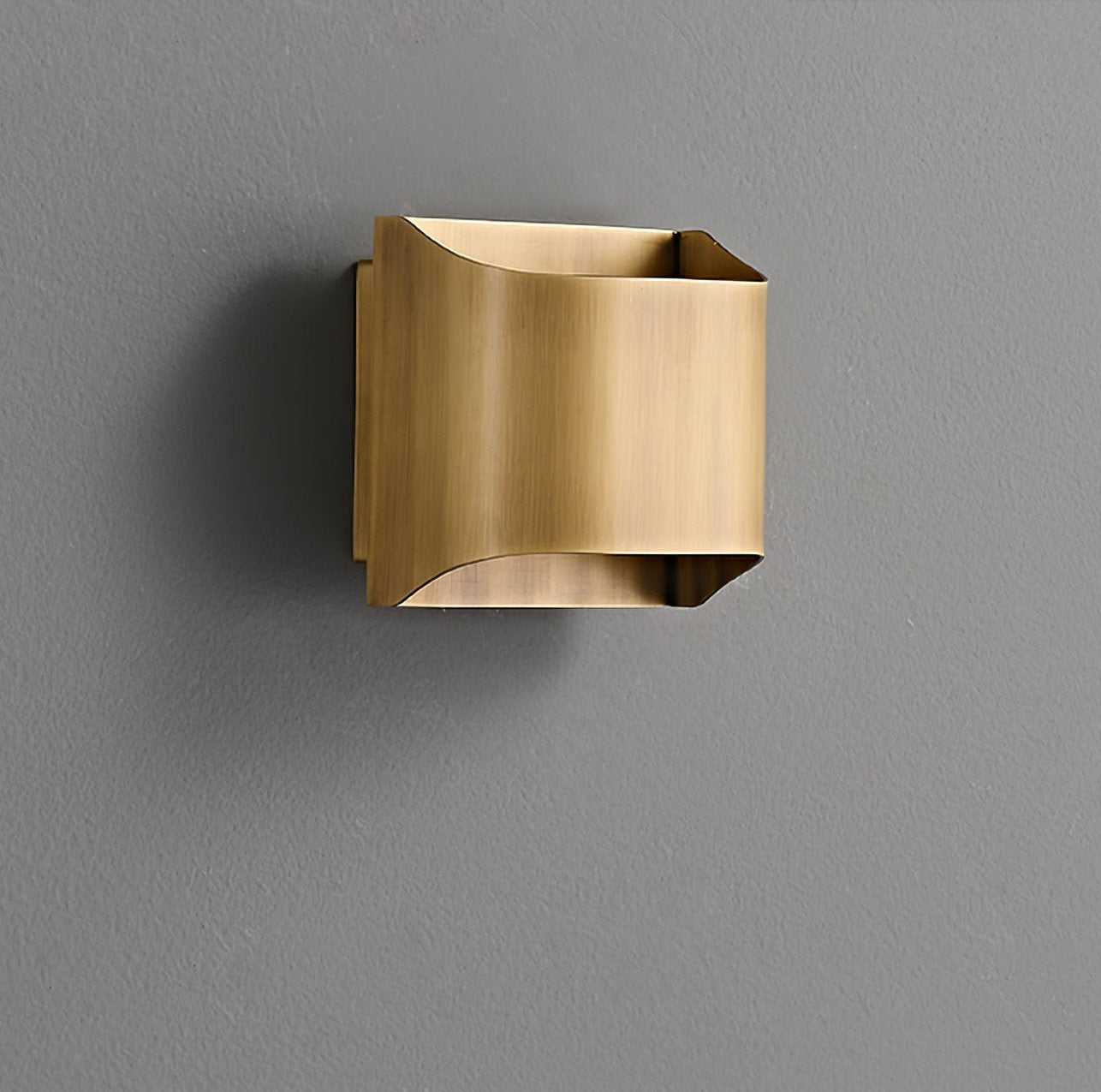 Leclerc Brass Wall Lamp - Elegant Design, Adjustable Light Direction