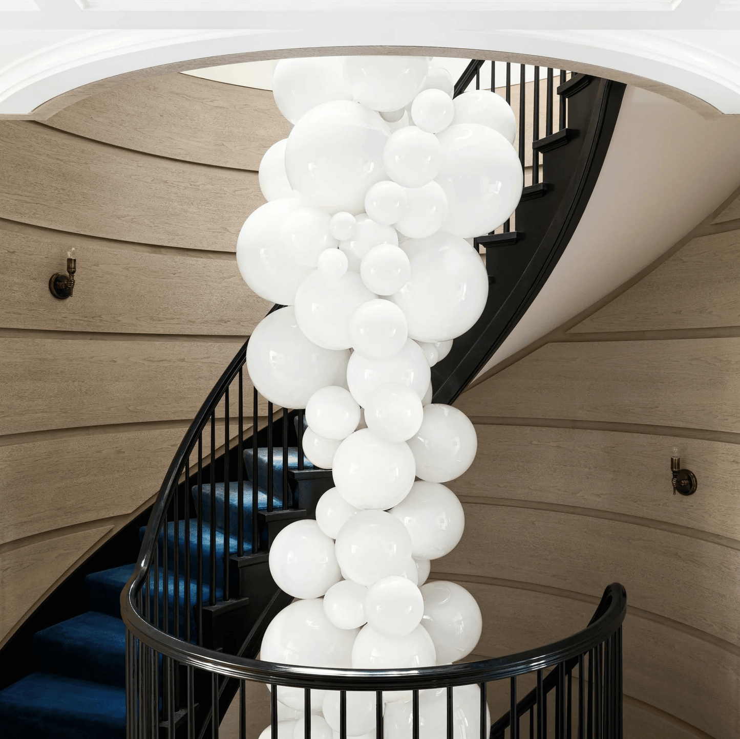 Velymo Grapetta Chandelier - Elegant Design with Adjustable Brightness