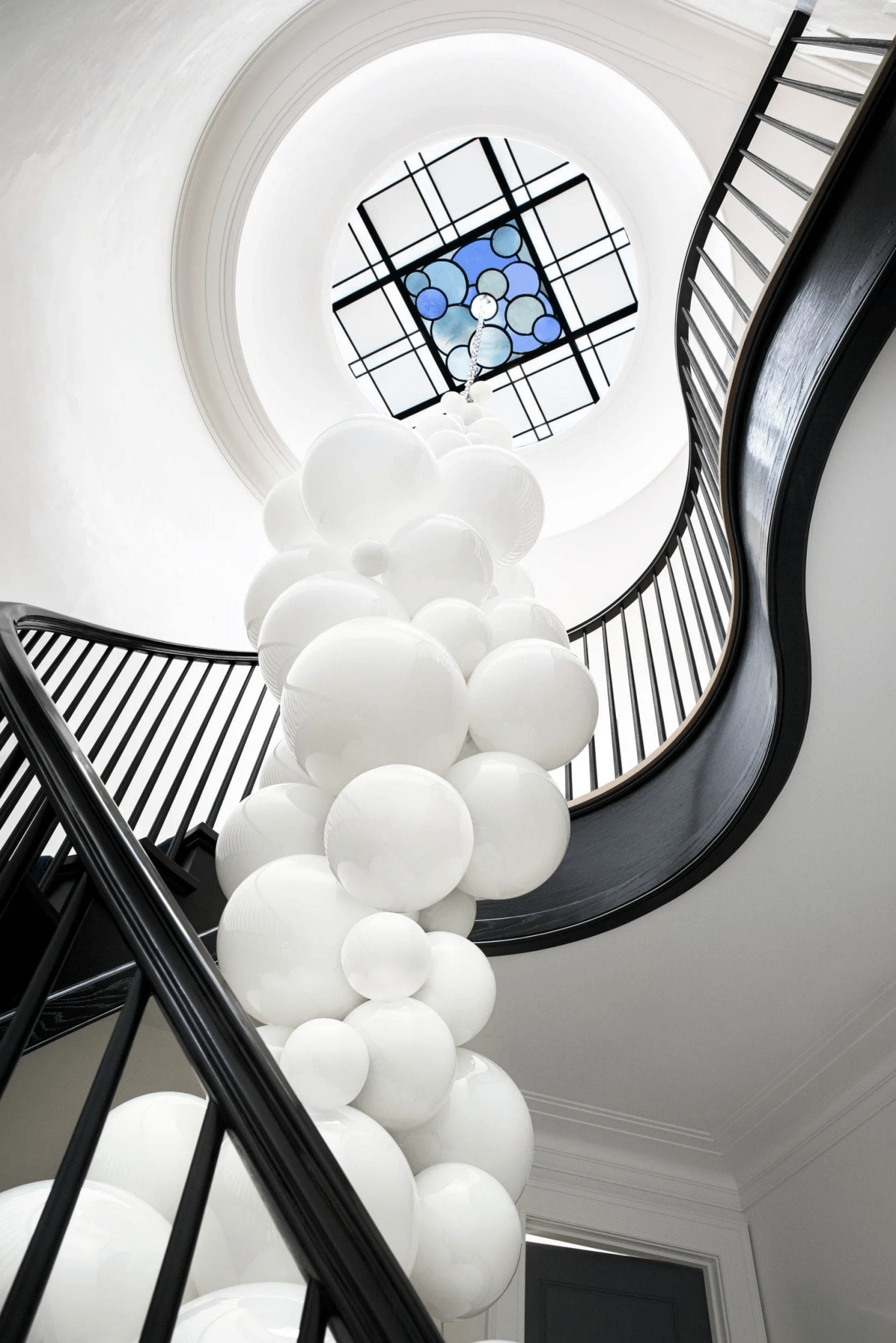 Velymo Grapetta Chandelier - Elegant Design with Adjustable Brightness