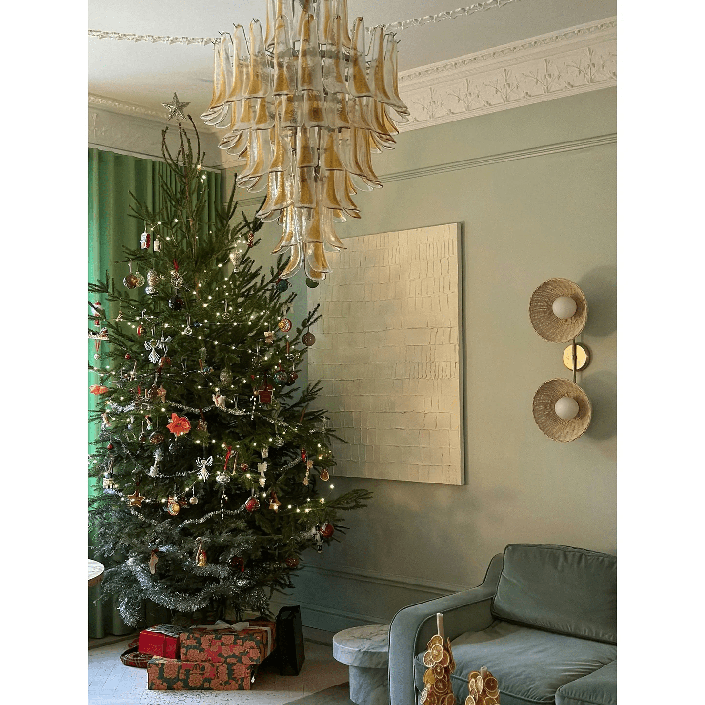 Dravina Glass Petals Pendant Lamp - Modern Design, Adjustable Height