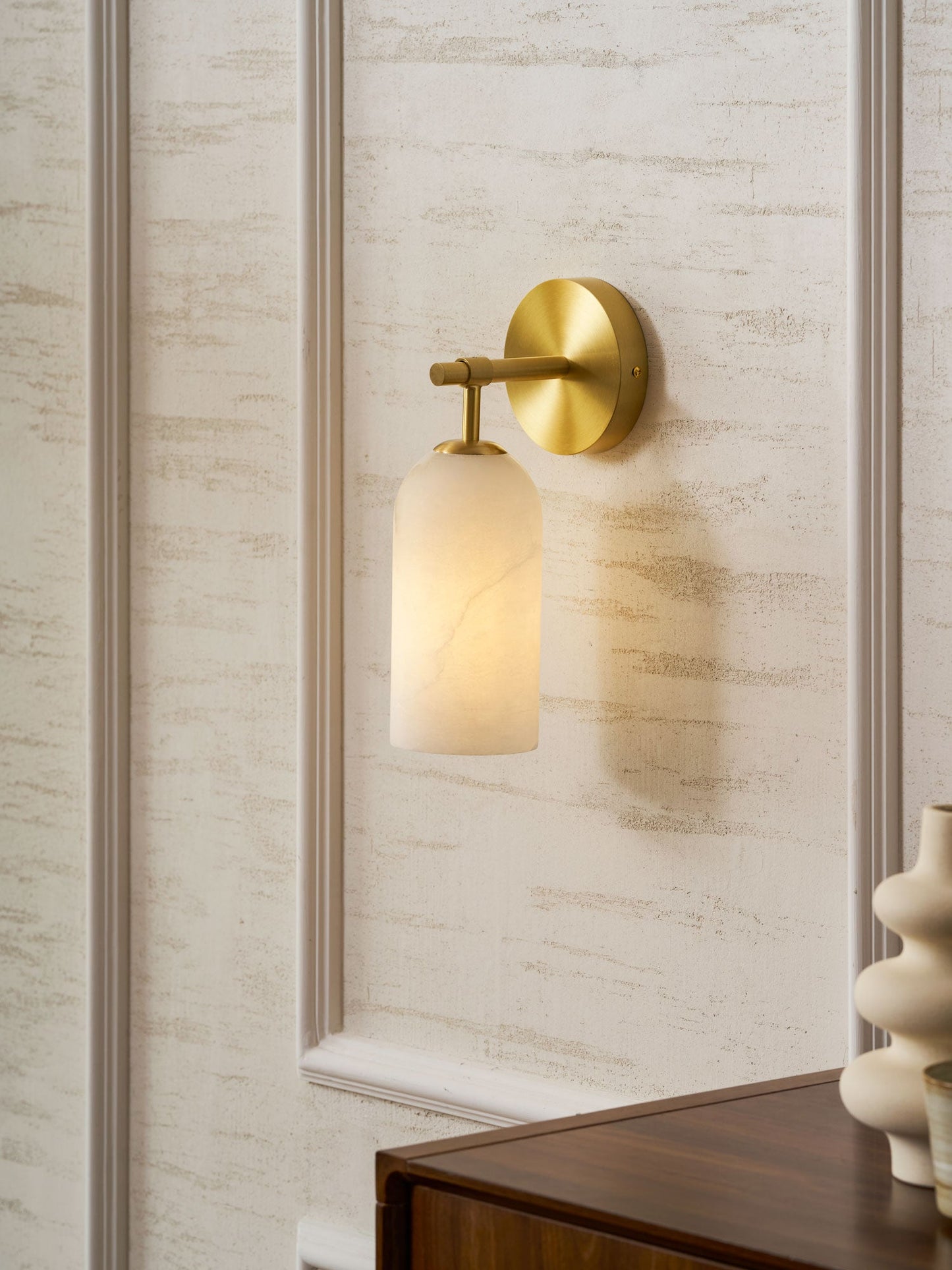 Pillar Alabaster Wall Sconce - Elegant Design, Soft Ambient Lighting
