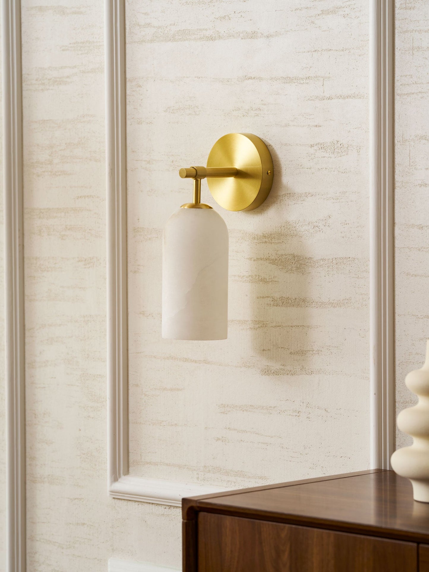 Pillar Alabaster Wall Sconce - Elegant Design, Soft Ambient Lighting