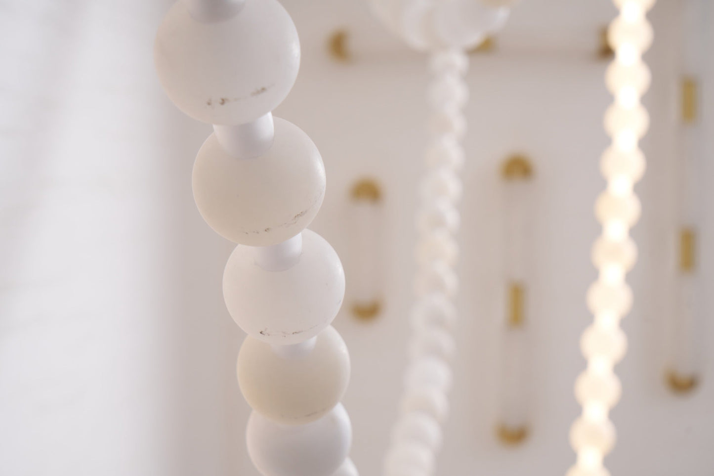 Elegant Alabaster Pearl Chandelier Necklace with Adjustable Length