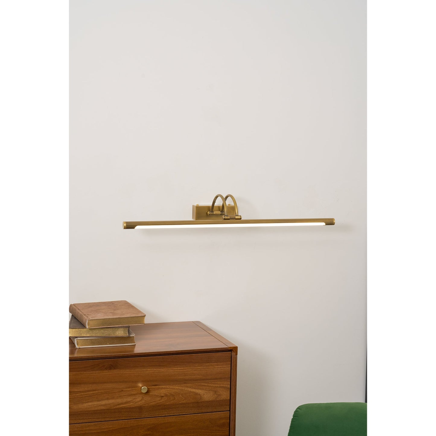 Sleek Linear Vanity Wall Light - Energy-Efficient & Adjustable Brightn