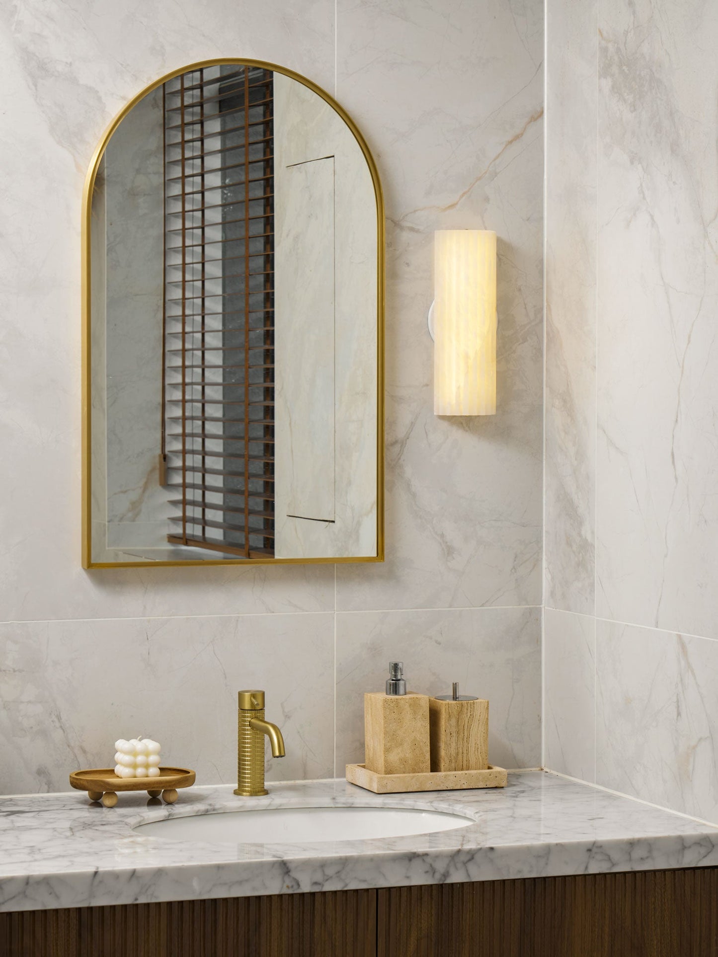 Alabaster Wall Light - Elegant Design, Adjustable Brightness