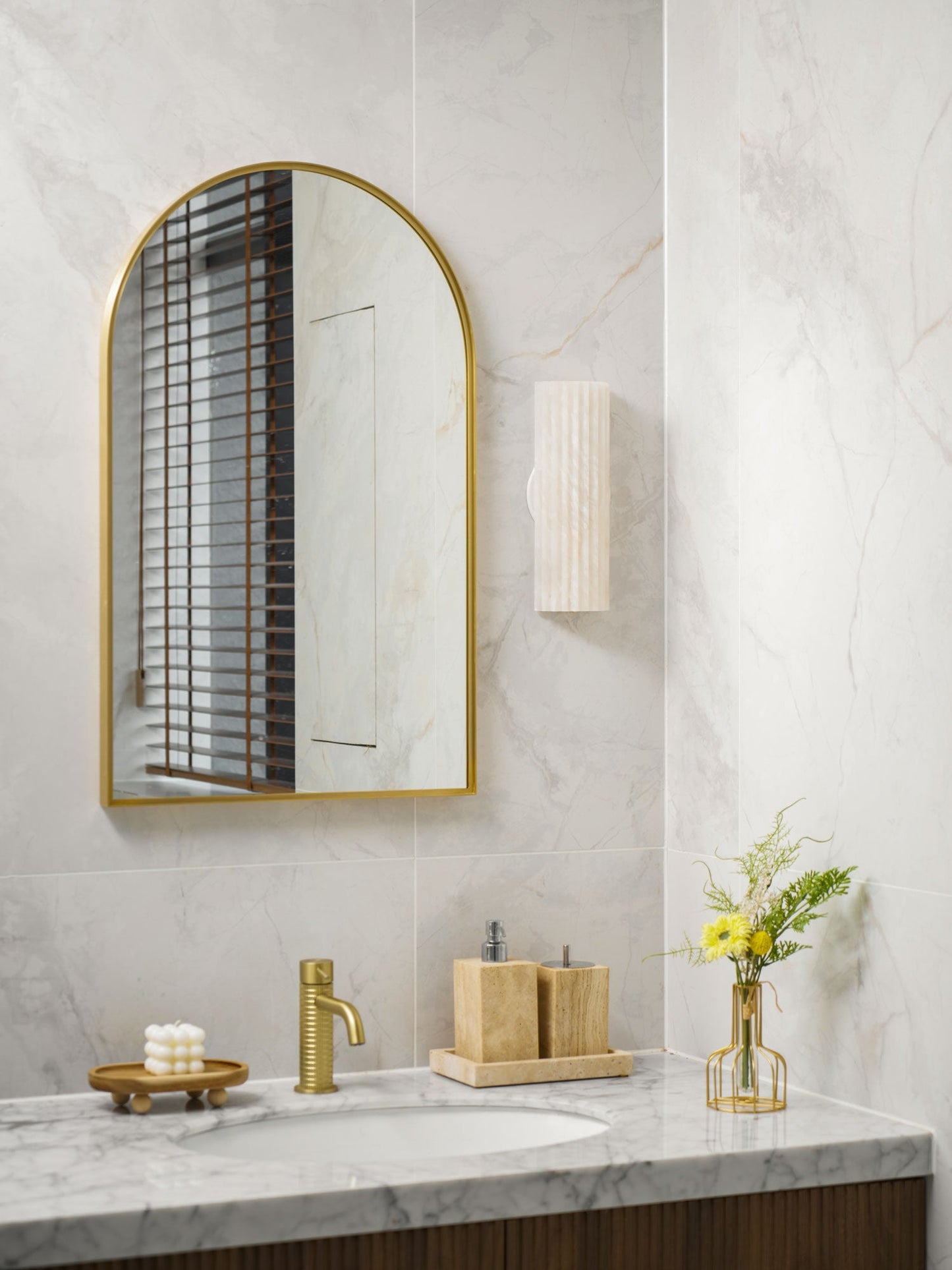 Alabaster Wall Light - Elegant Design, Adjustable Brightness