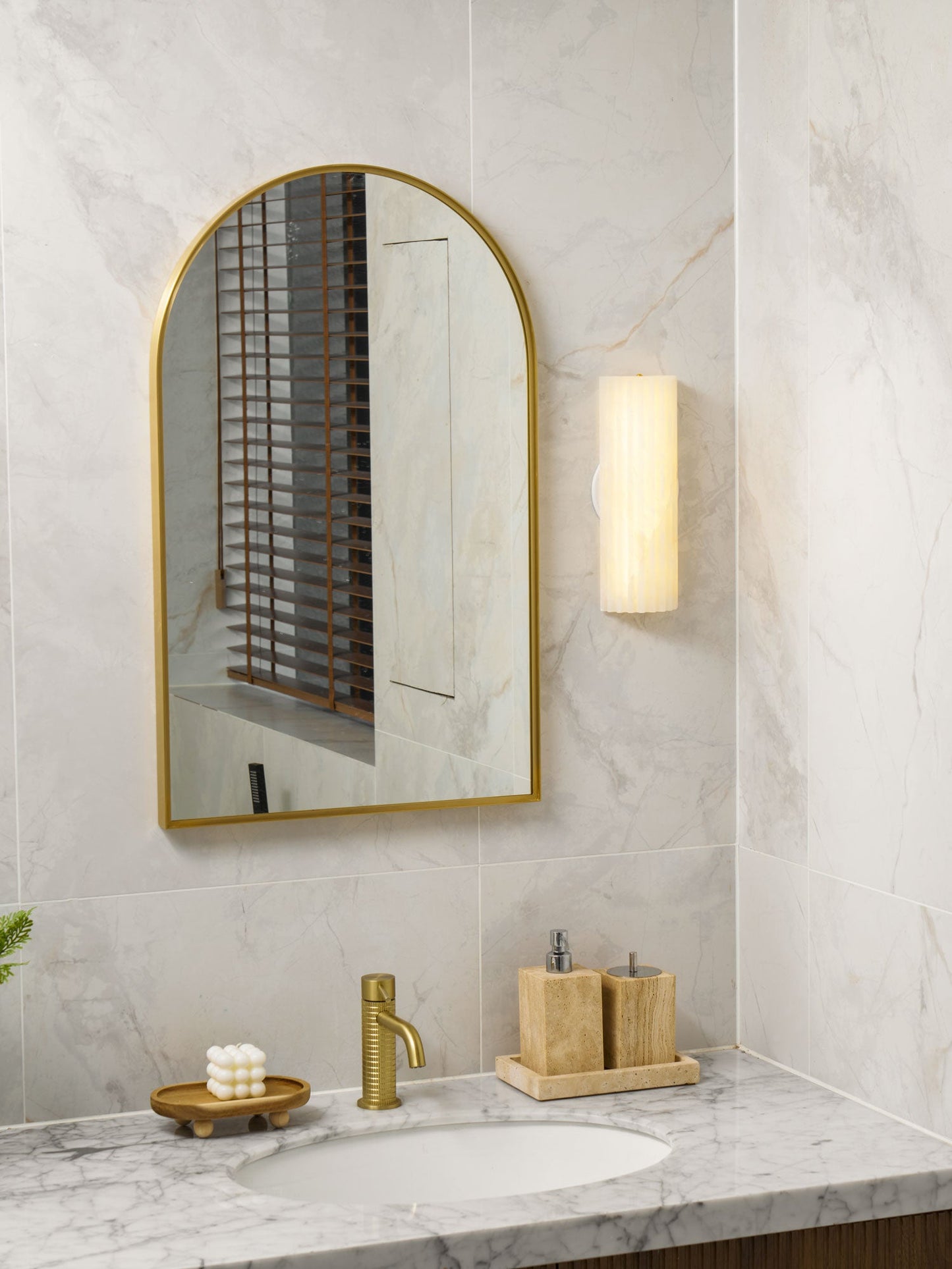 Alabaster Wall Light - Elegant Design, Adjustable Brightness