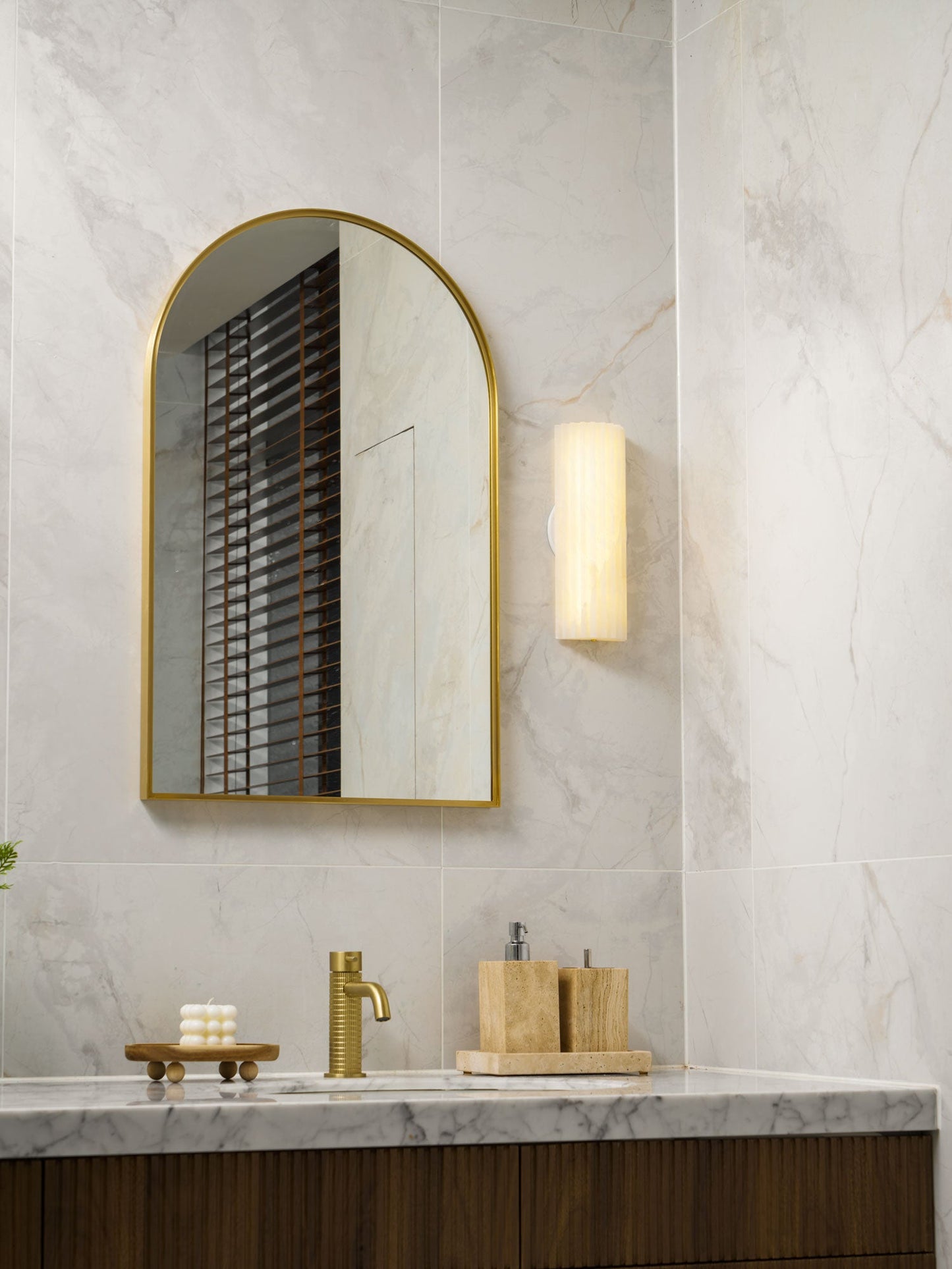 Alabaster Wall Light - Elegant Design, Adjustable Brightness
