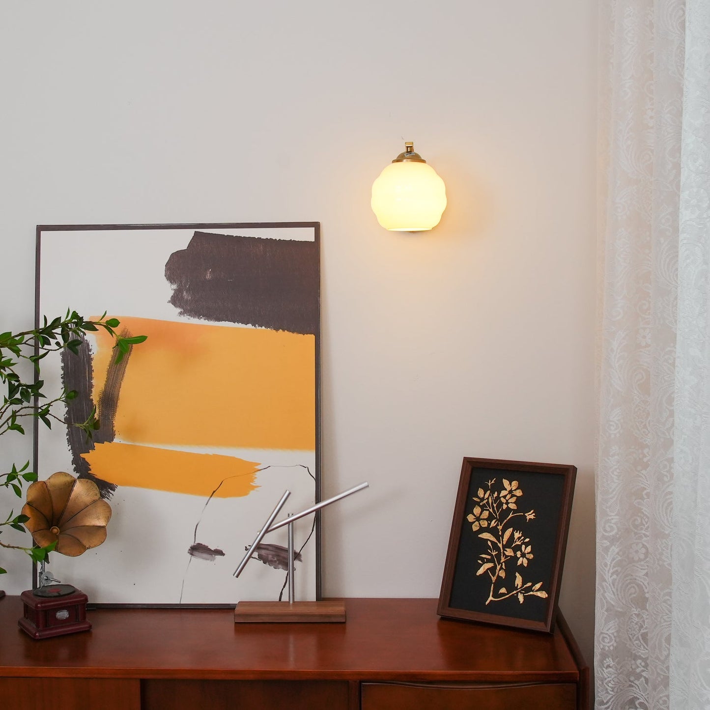 Art Deco Vintage Wall Lamp with Adjustable Brightness and Elegant Desi