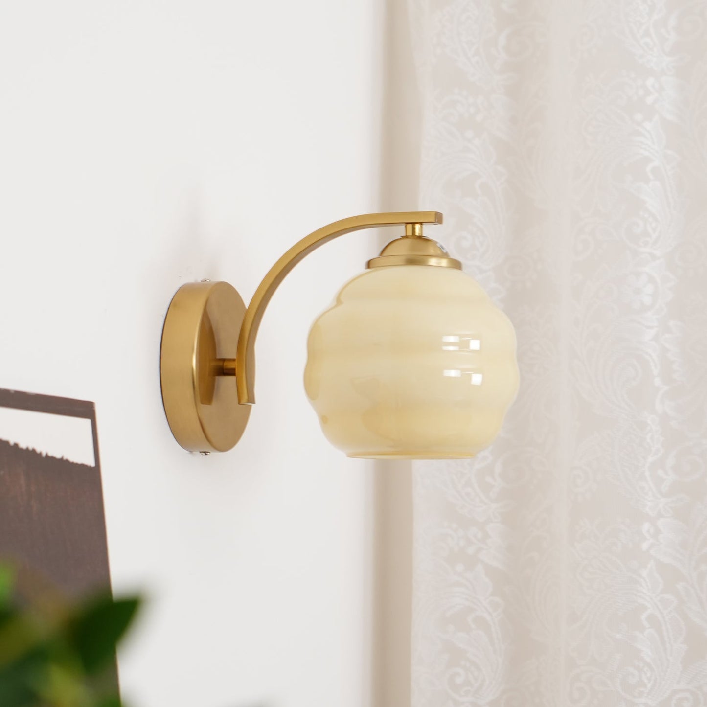 Art Deco Vintage Wall Lamp with Adjustable Brightness and Elegant Desi