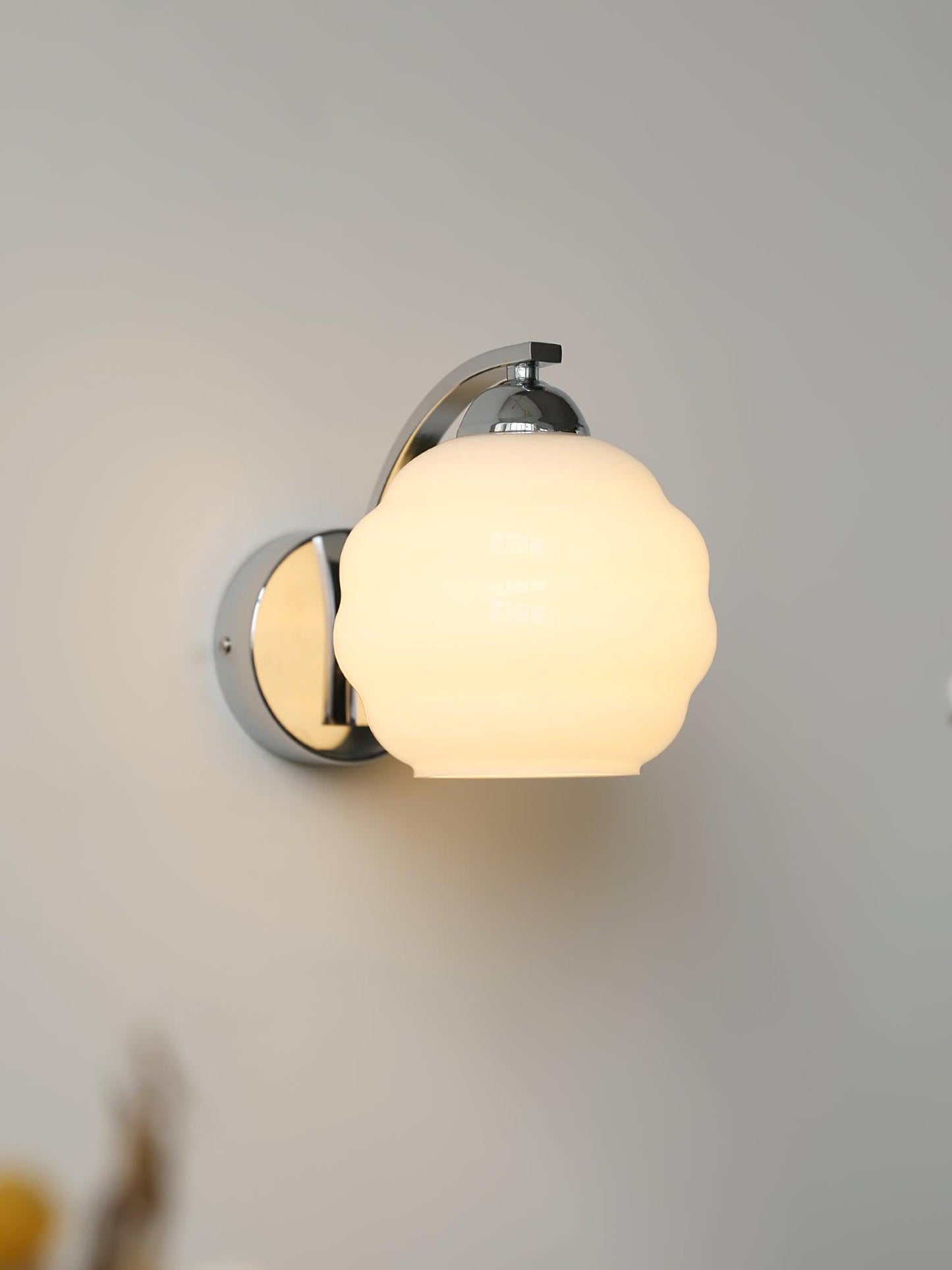 Art Deco Vintage Wall Lamp with Adjustable Brightness and Elegant Desi