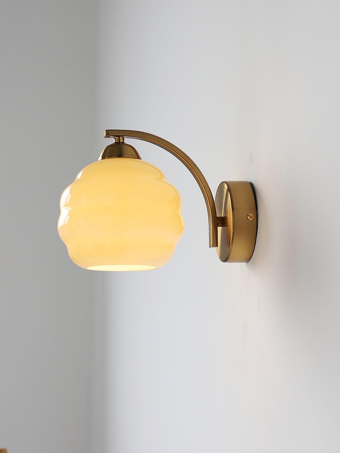 Art Deco Vintage Wall Lamp with Adjustable Brightness and Elegant Desi
