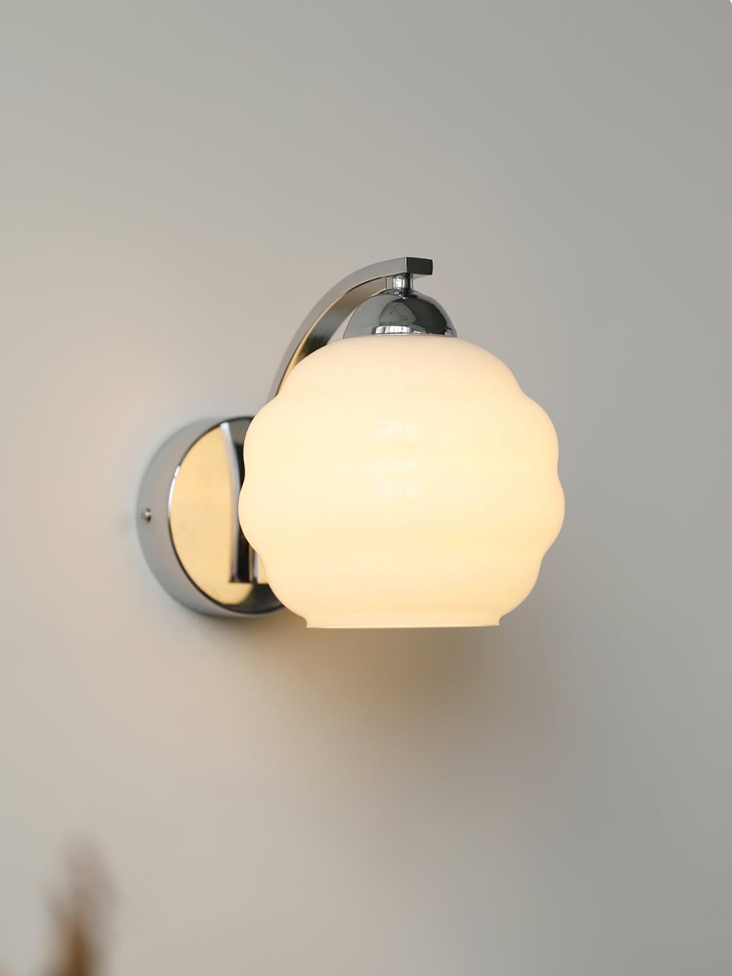 Art Deco Vintage Wall Lamp with Adjustable Brightness and Elegant Desi