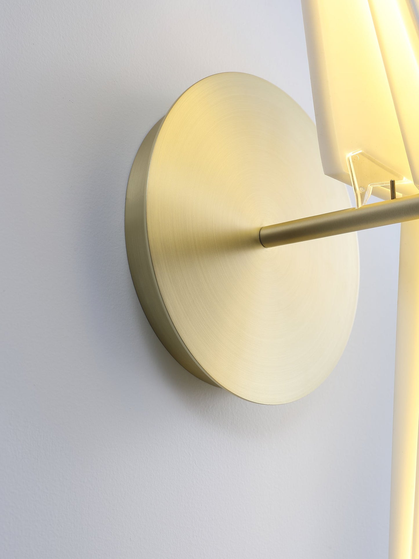 Avian Serenity Wall Lamp - Adjustable Brightness, Elegant Design