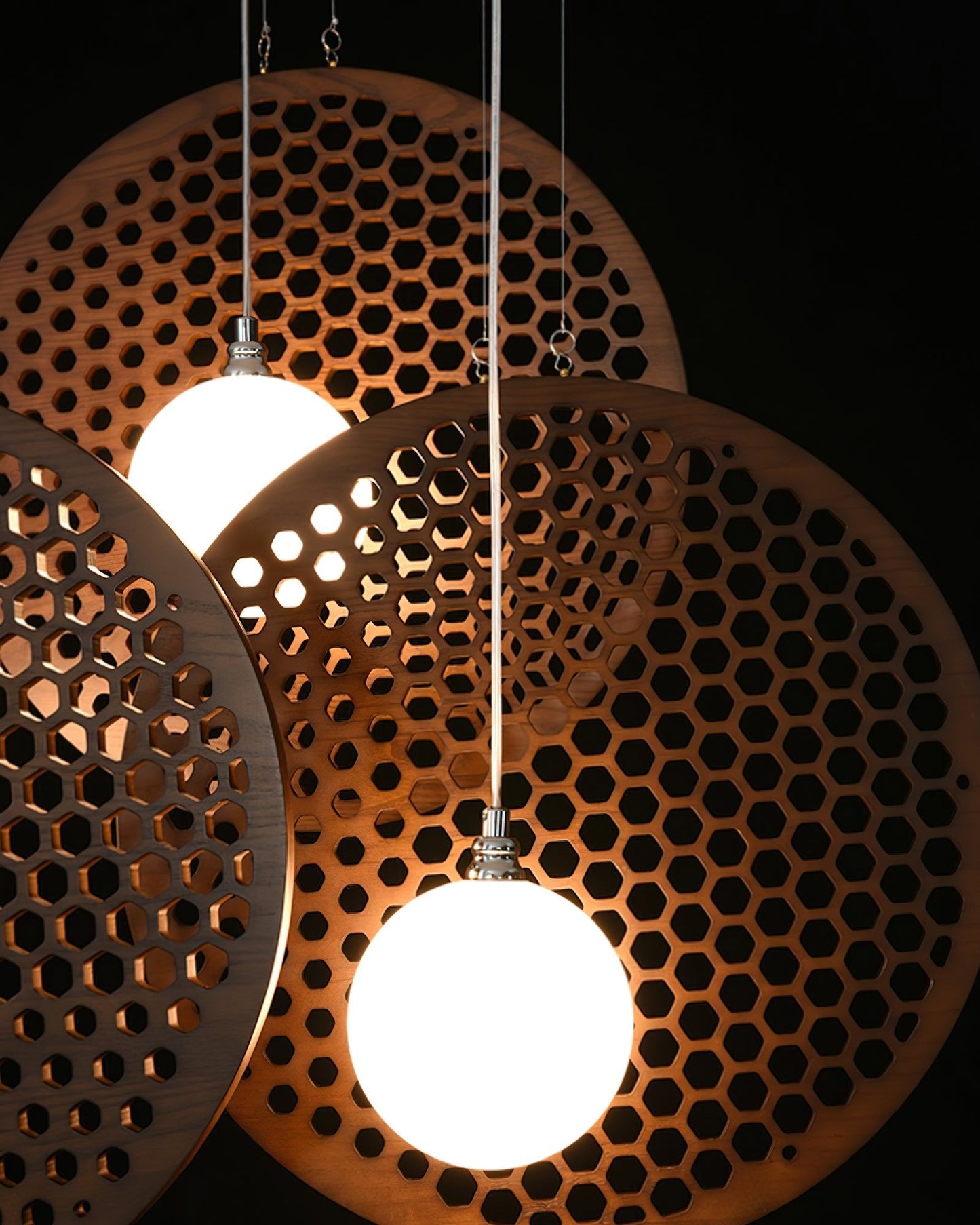 Elegant Bee Plate Chandelier - Adjustable Brightness & Energy Efficien
