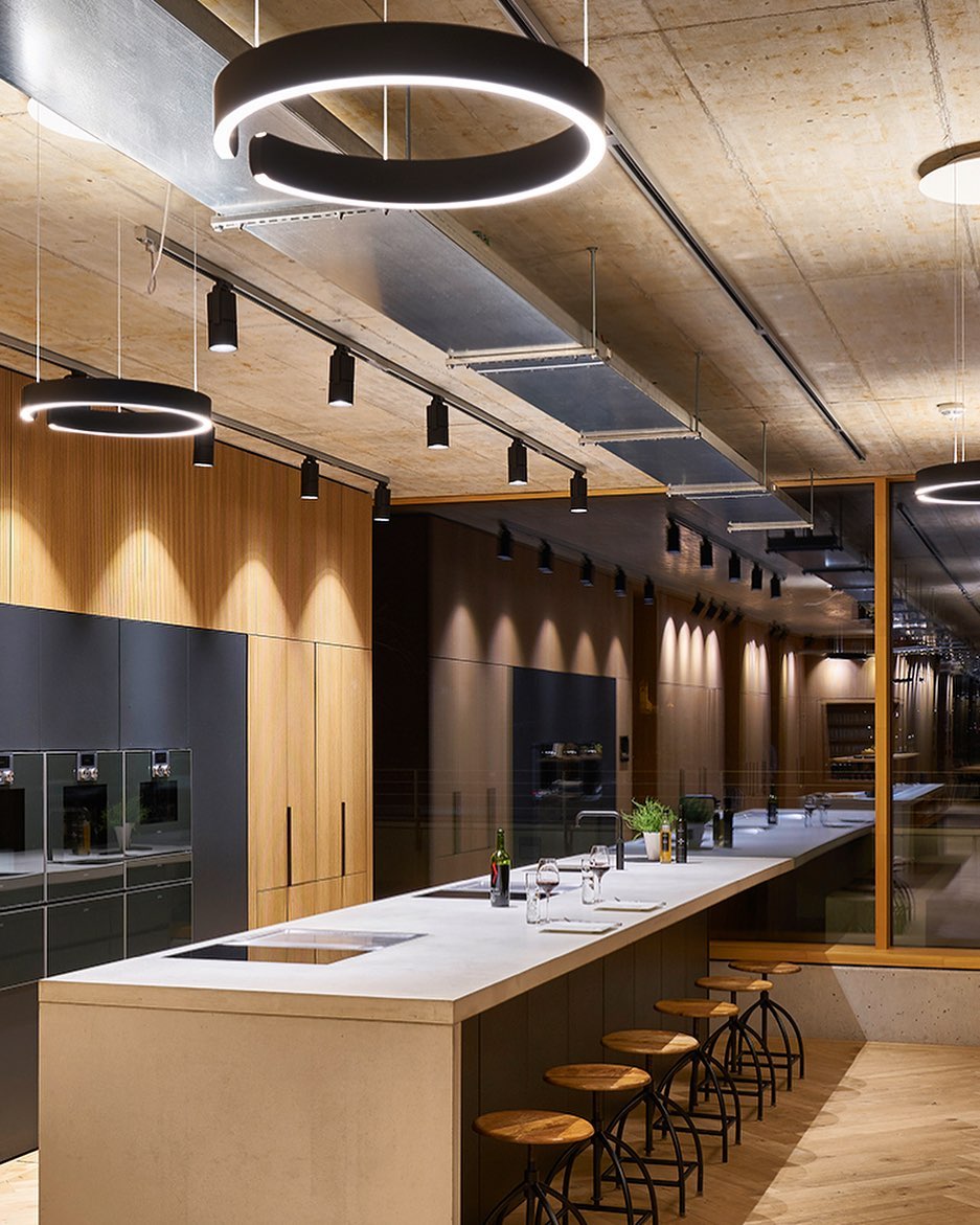 Modern Circular Chandelier - Adjustable LED Lighting & Dimmable Featur