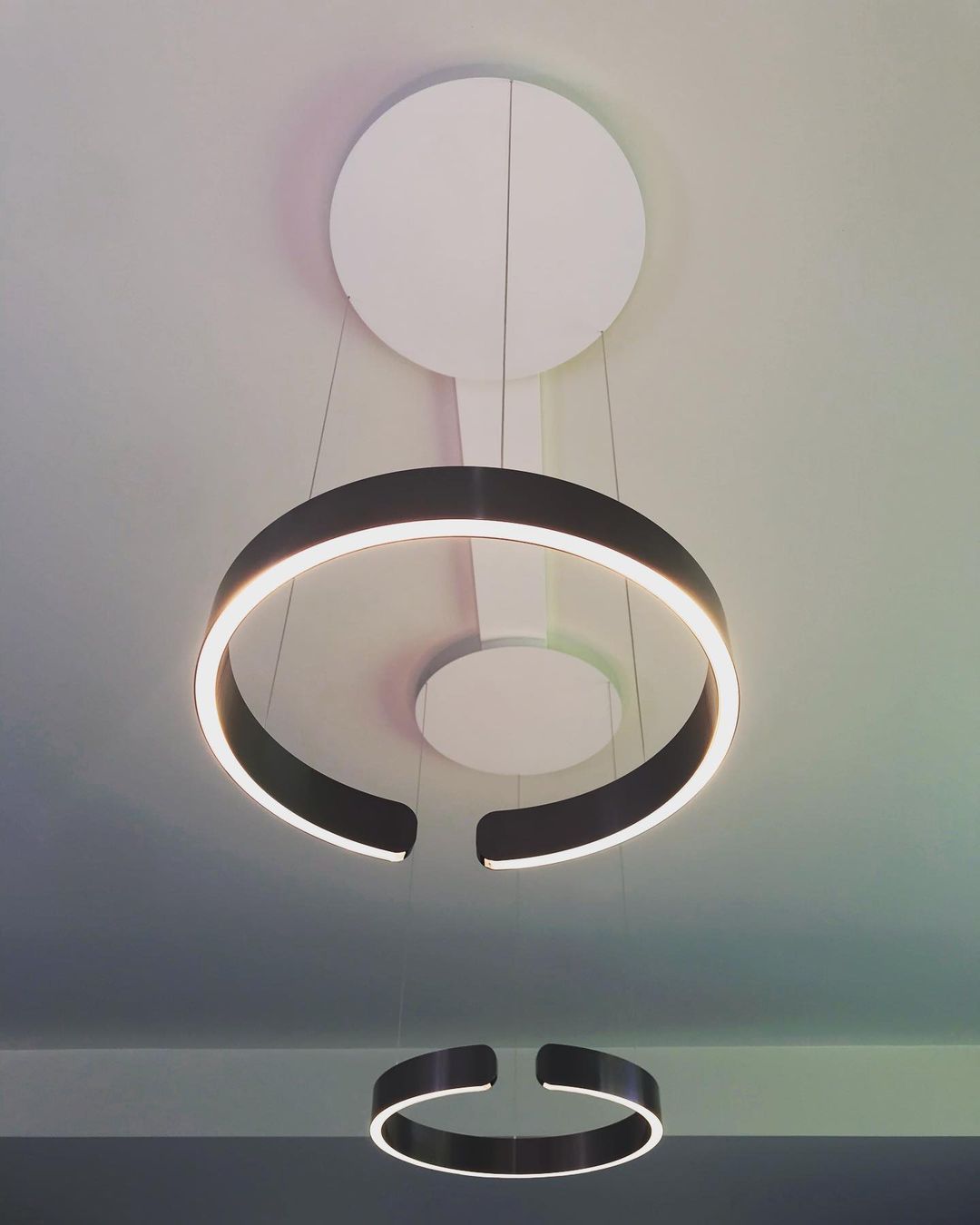 Modern Circular Chandelier - Adjustable LED Lighting & Dimmable Featur