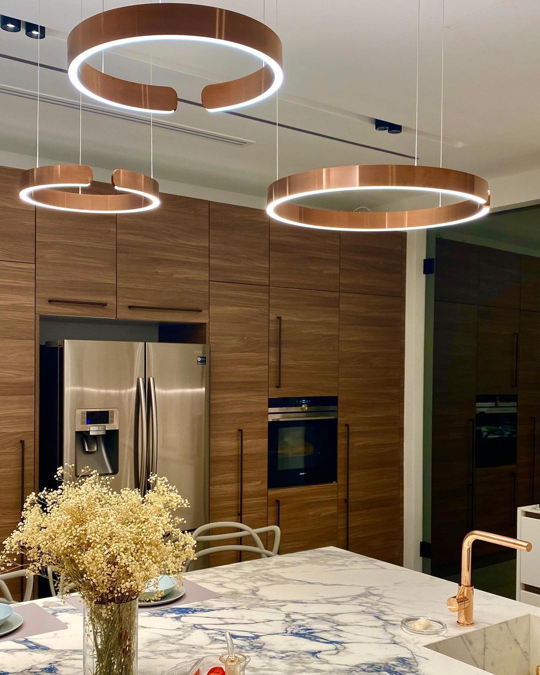 Modern Circular Chandelier - Adjustable LED Lighting & Dimmable Featur