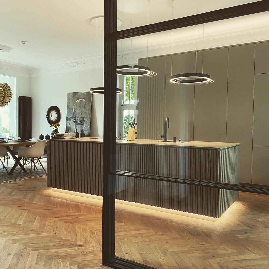 Modern Circular Chandelier - Adjustable LED Lighting & Dimmable Featur