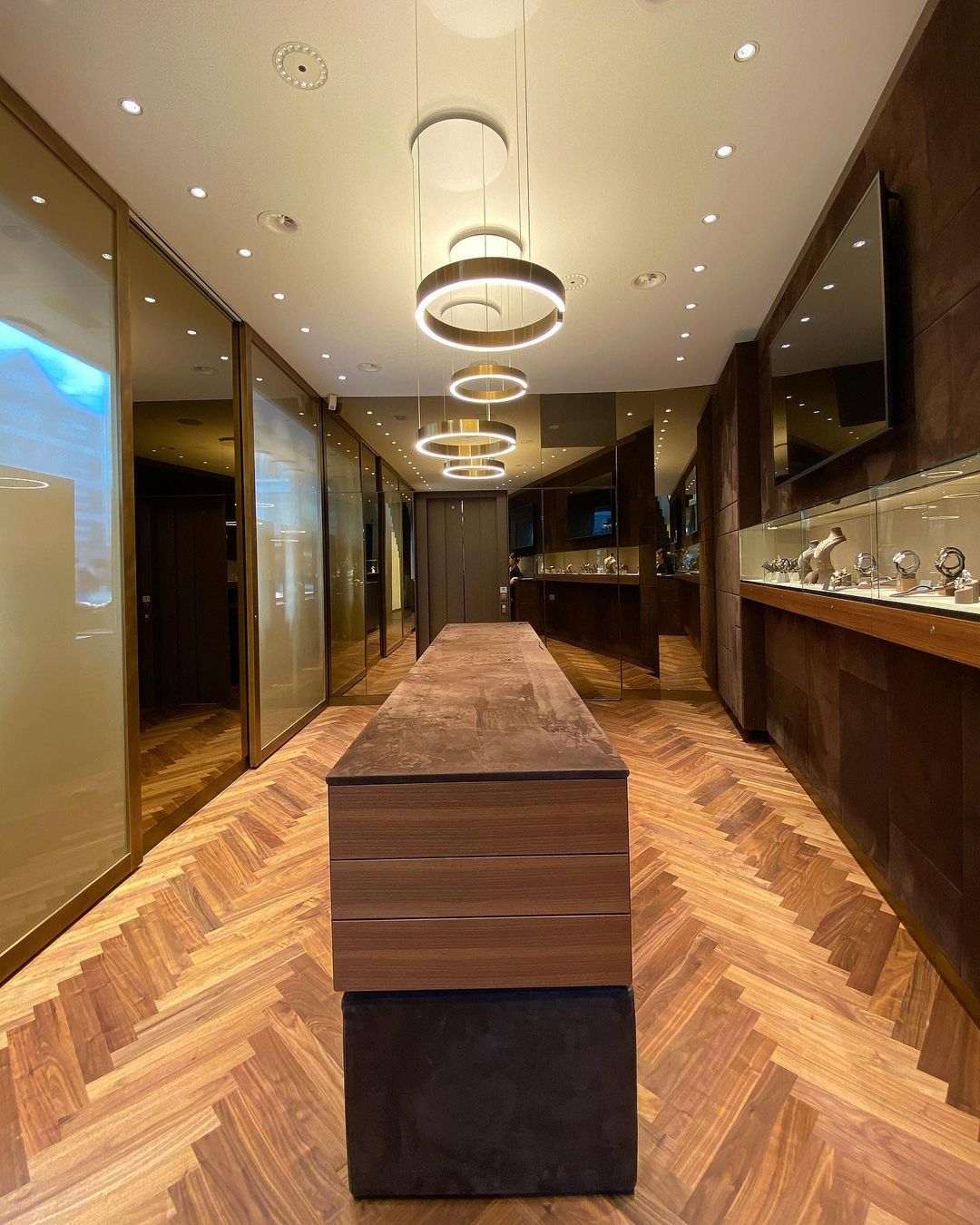 Modern Circular Chandelier - Adjustable LED Lighting & Dimmable Featur