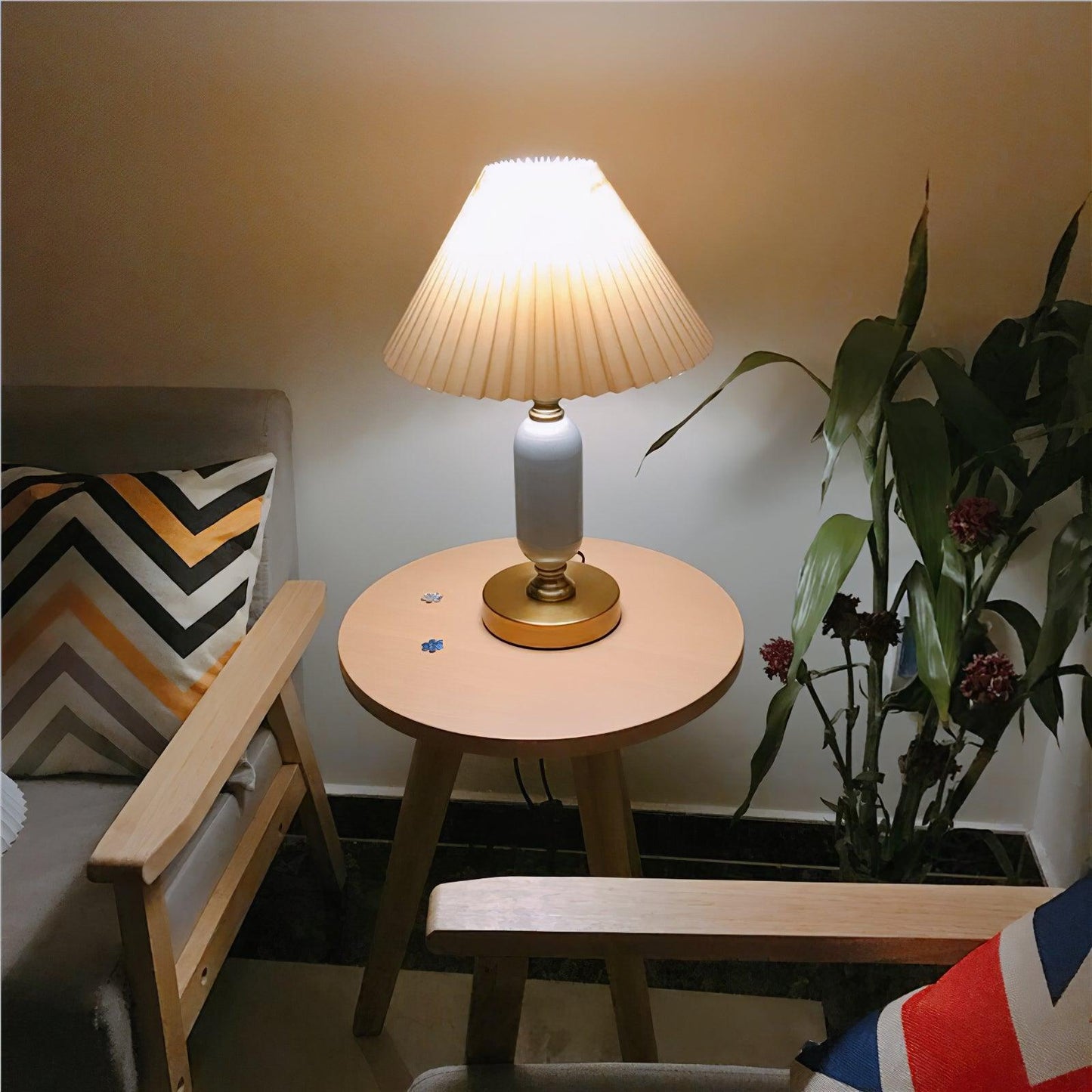Elegant Classic Antique Table Lamp with Adjustable Brightness & Decora