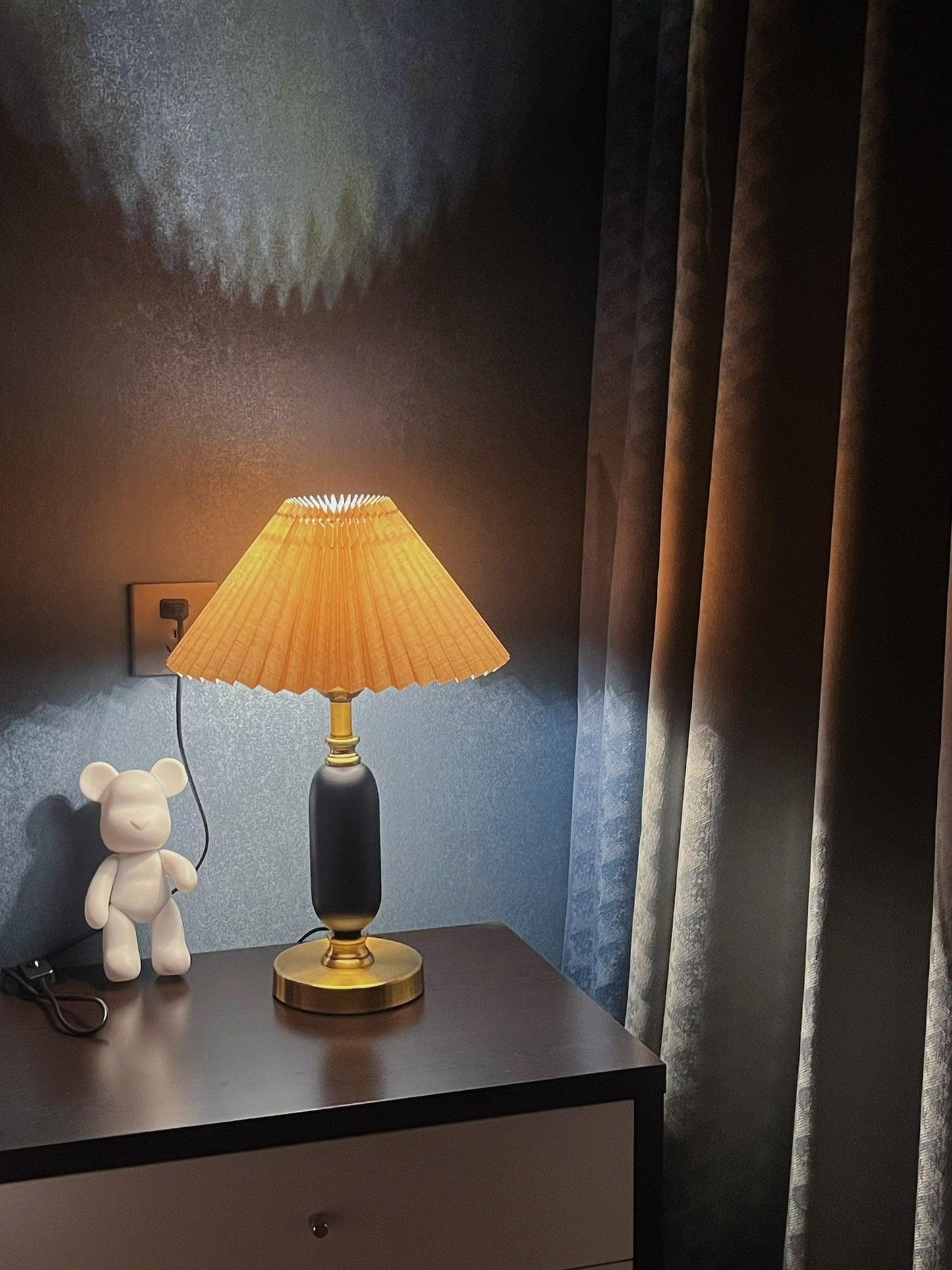 Elegant Classic Antique Table Lamp with Adjustable Brightness & Decora