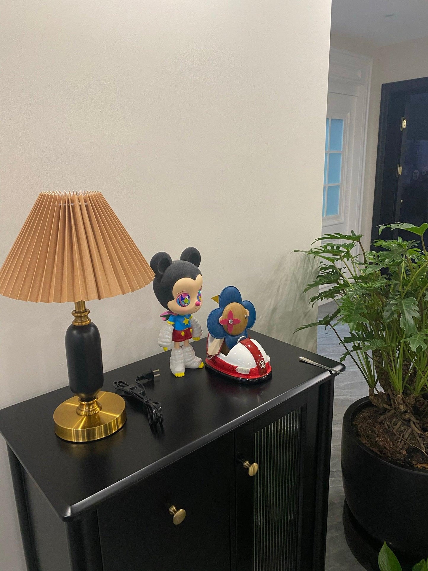 Elegant Classic Antique Table Lamp with Adjustable Brightness & Decora