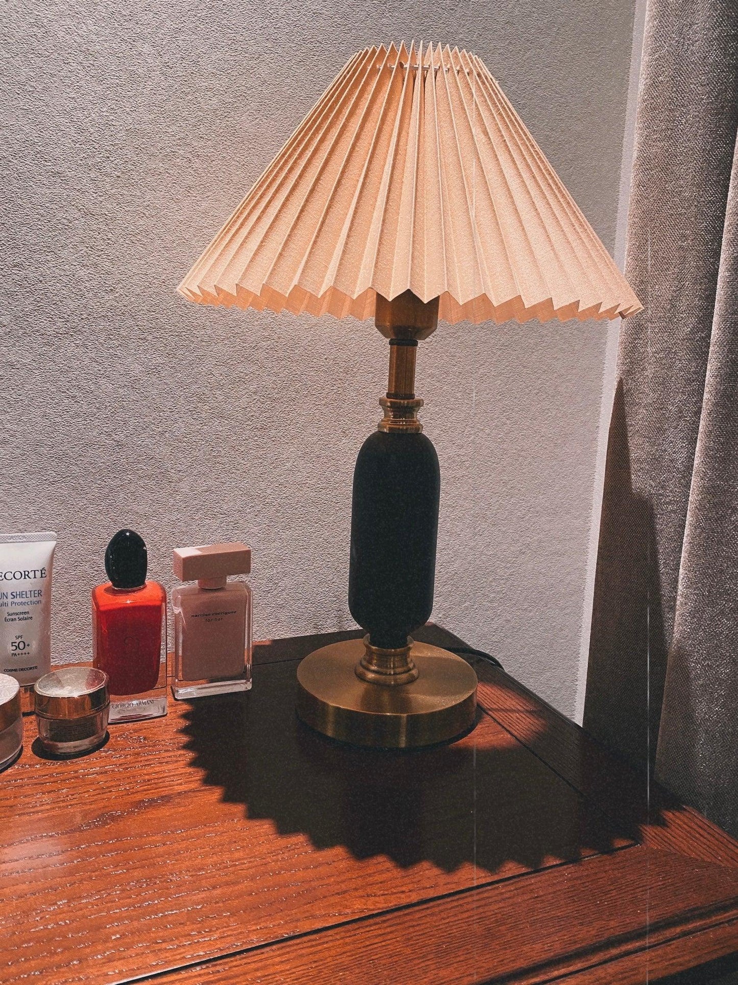 Elegant Classic Antique Table Lamp with Adjustable Brightness & Decora