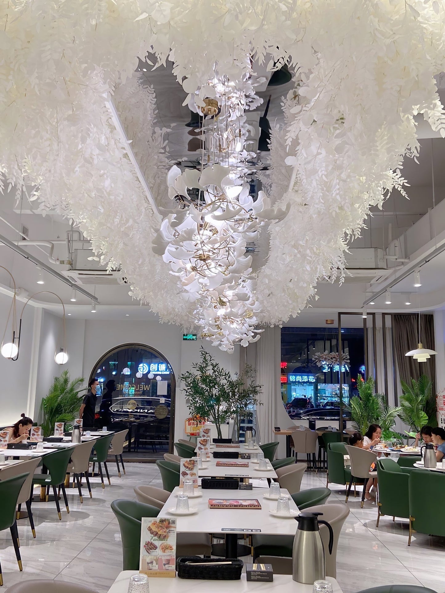 Gingko Leaves Chandelier - Elegant Design with Adjustable Brightness