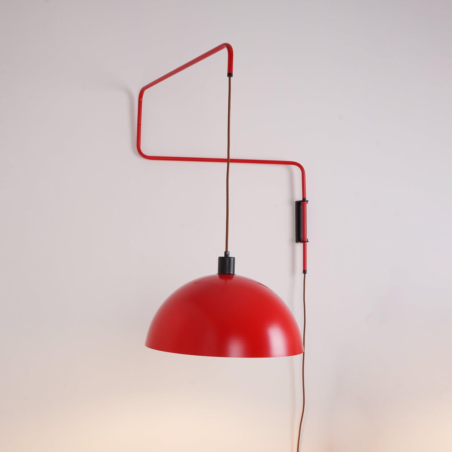 Elio Plug-In Wall Lamp with Adjustable Brightness and Modern Design