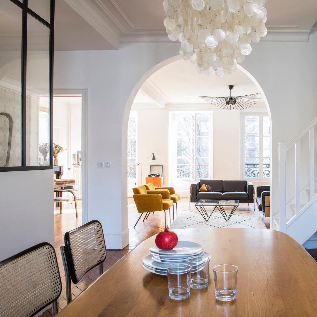 Elegant Round Shell Chandelier with Adjustable Height & Soft Lighting