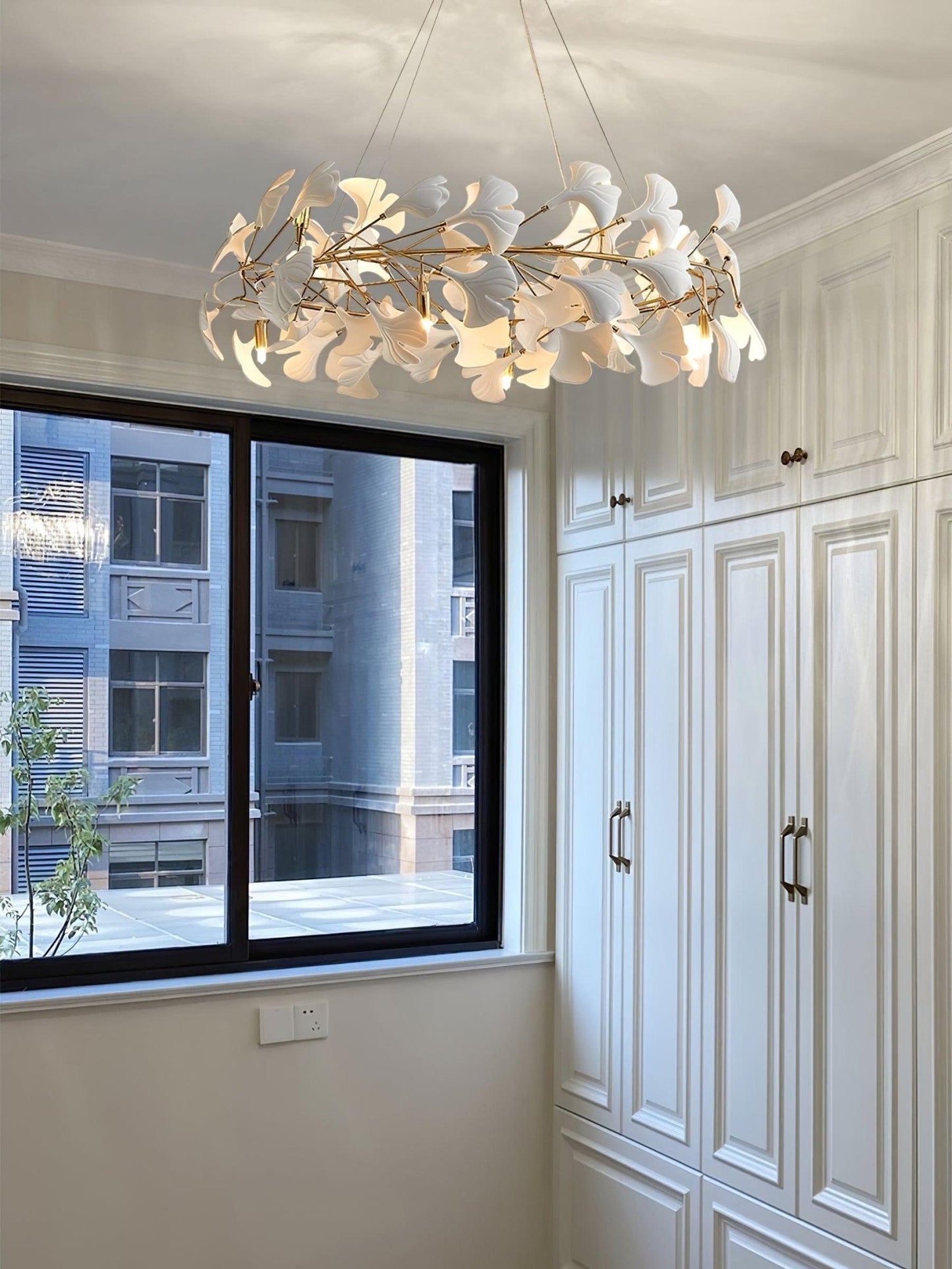 Gingko Crown Chandelier - Elegant Design with Adjustable Brightness