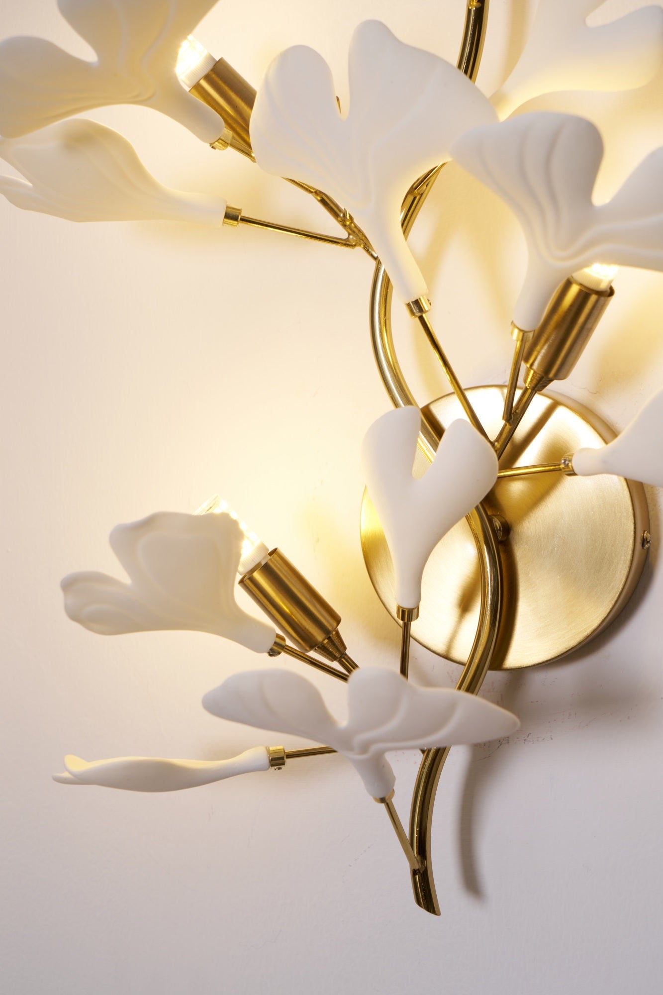 Gingko Modern Wall Lamp - LED Illumination & Adjustable Brightness