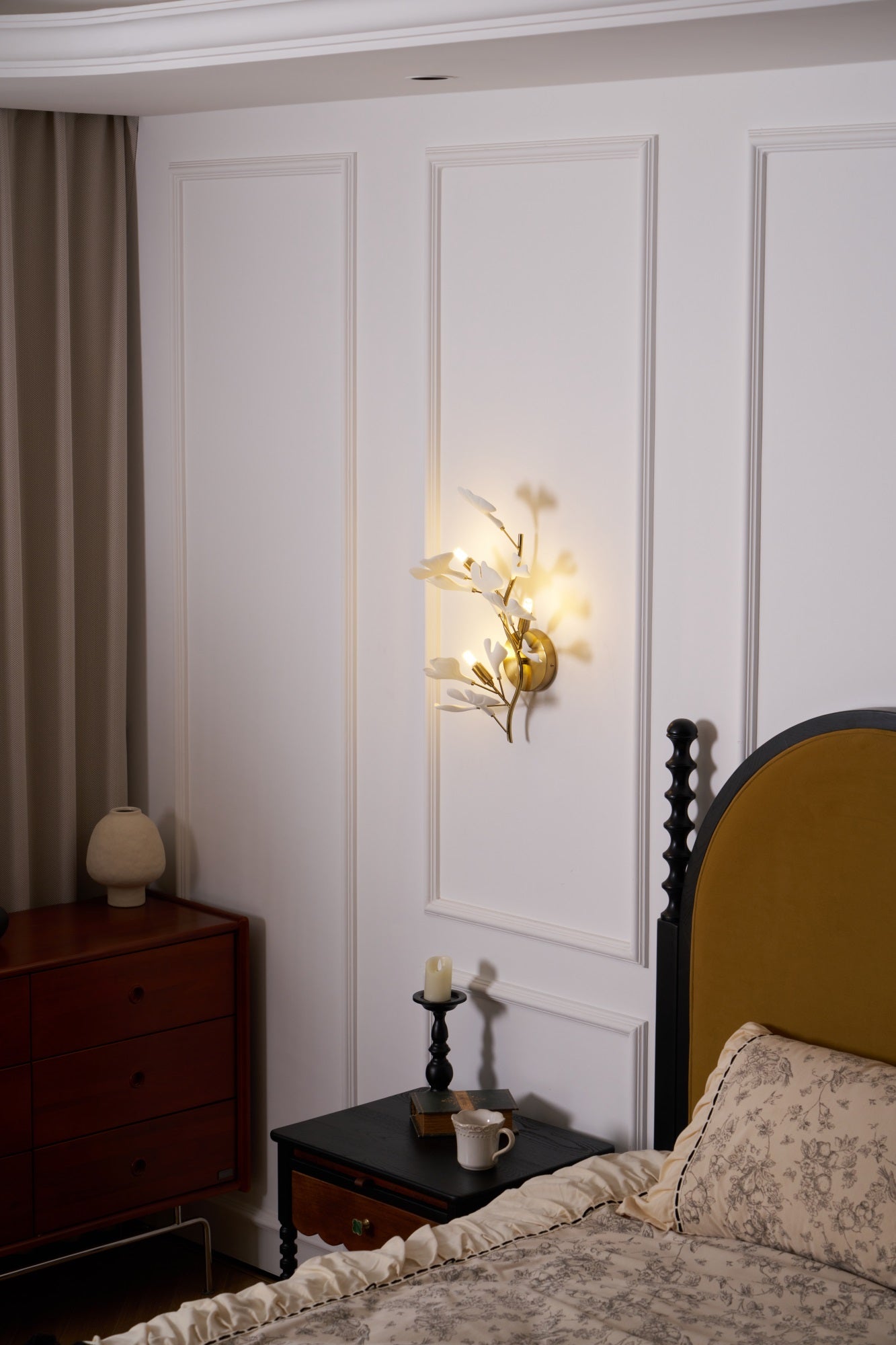 Gingko Modern Wall Lamp - LED Illumination & Adjustable Brightness