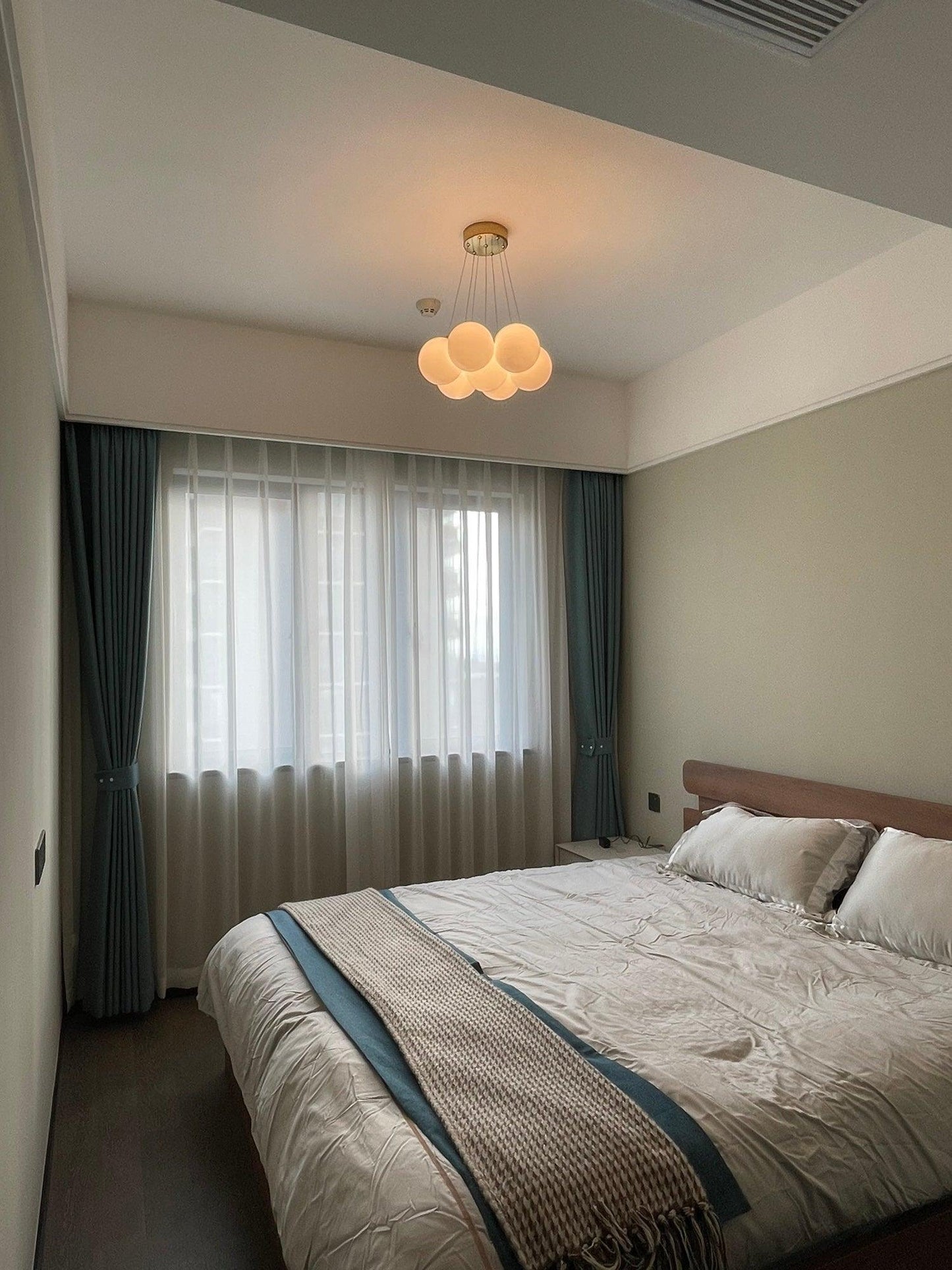 Elegant Glass Cluster Chandelier with Adjustable Height & Modern Desig