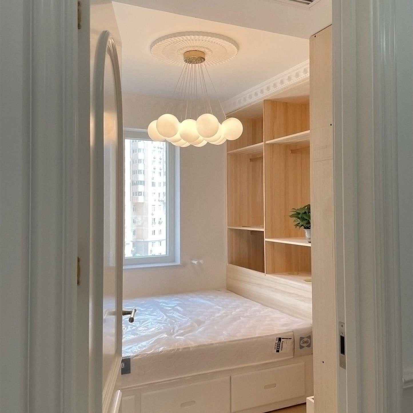 Elegant Glass Cluster Chandelier with Adjustable Height & Modern Desig