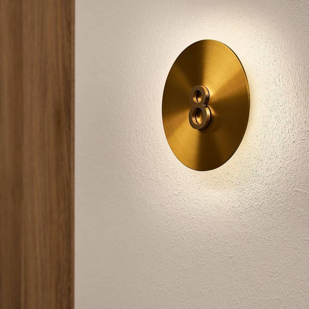 Gossa Professional Wall Lamp - Adjustable Brightness, Modern Design