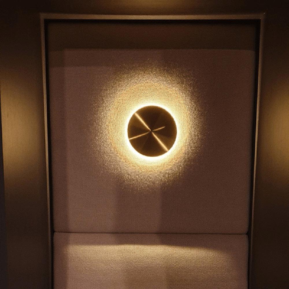 Gossa Professional Wall Lamp - Adjustable Brightness, Modern Design