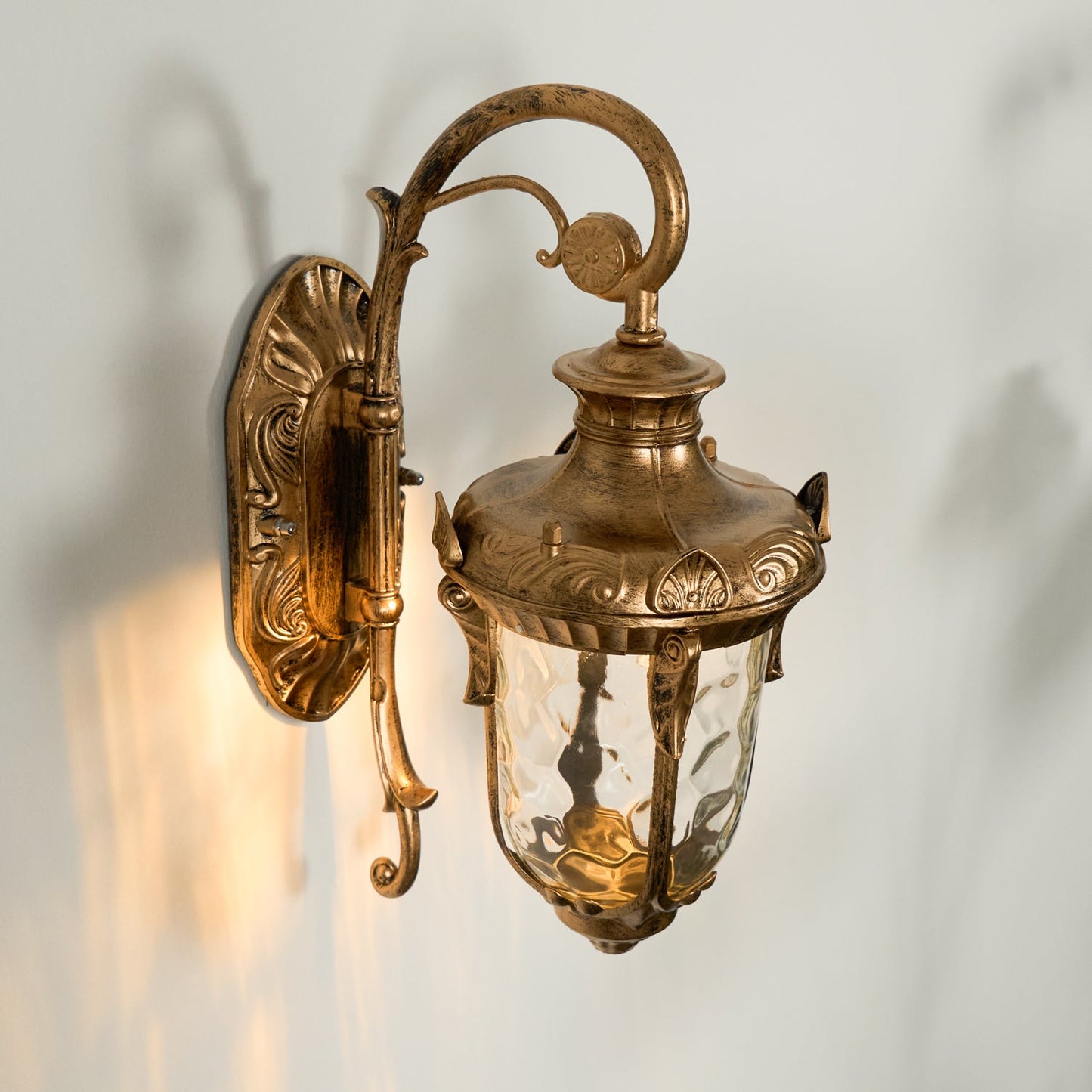 Heritage Outdoor Wall Lamp - Weather-Resistant, Energy-Efficient LED
