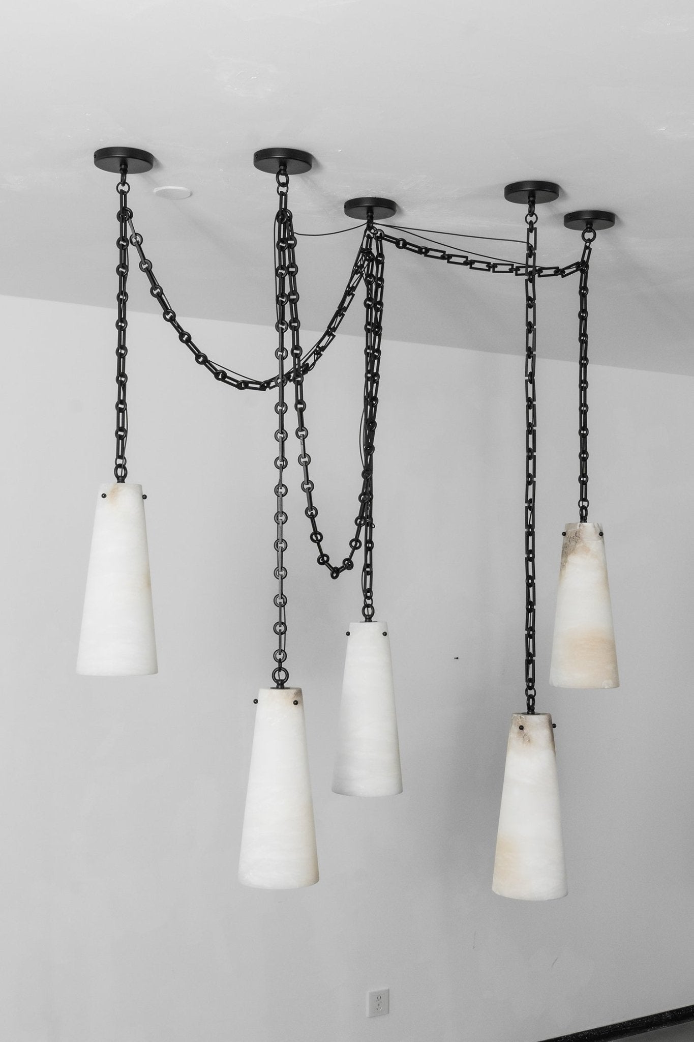 Industrial Cascade Chain Chandelier - Adjustable Height, Vintage Desig