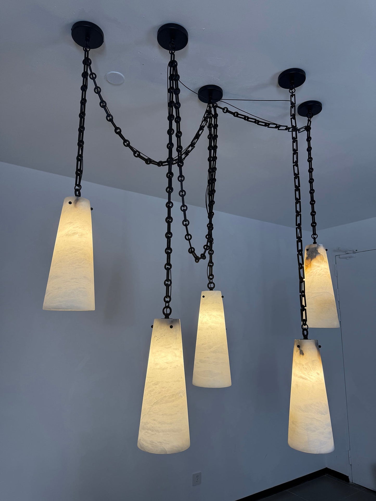 Industrial Cascade Chain Chandelier - Adjustable Height, Vintage Desig