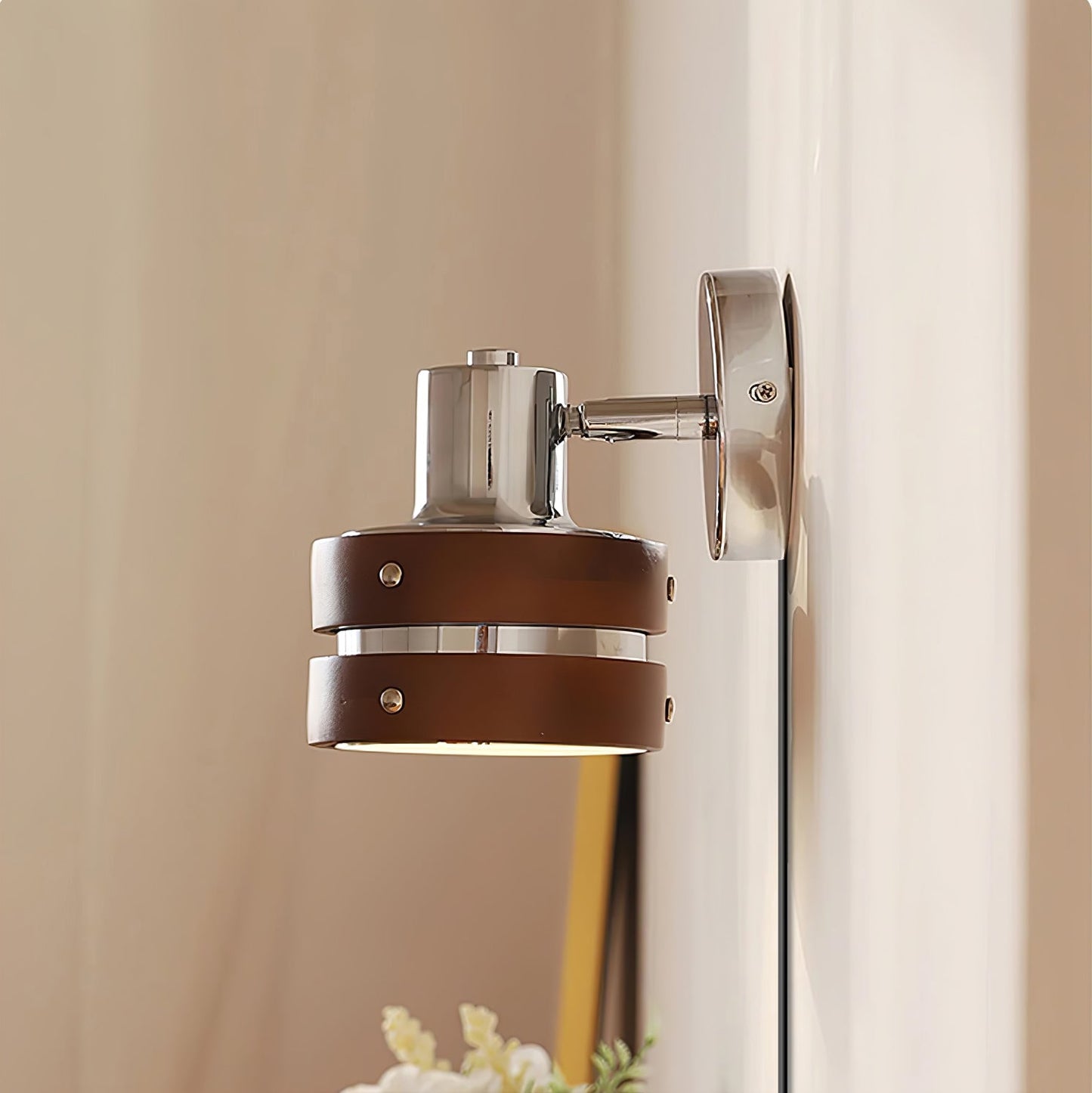 Karry Plug-in Wall Lamp with Adjustable Brightness and Modern Design