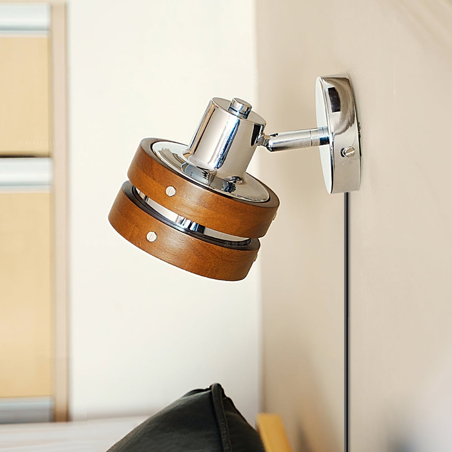 Karry Plug-in Wall Lamp with Adjustable Brightness and Modern Design